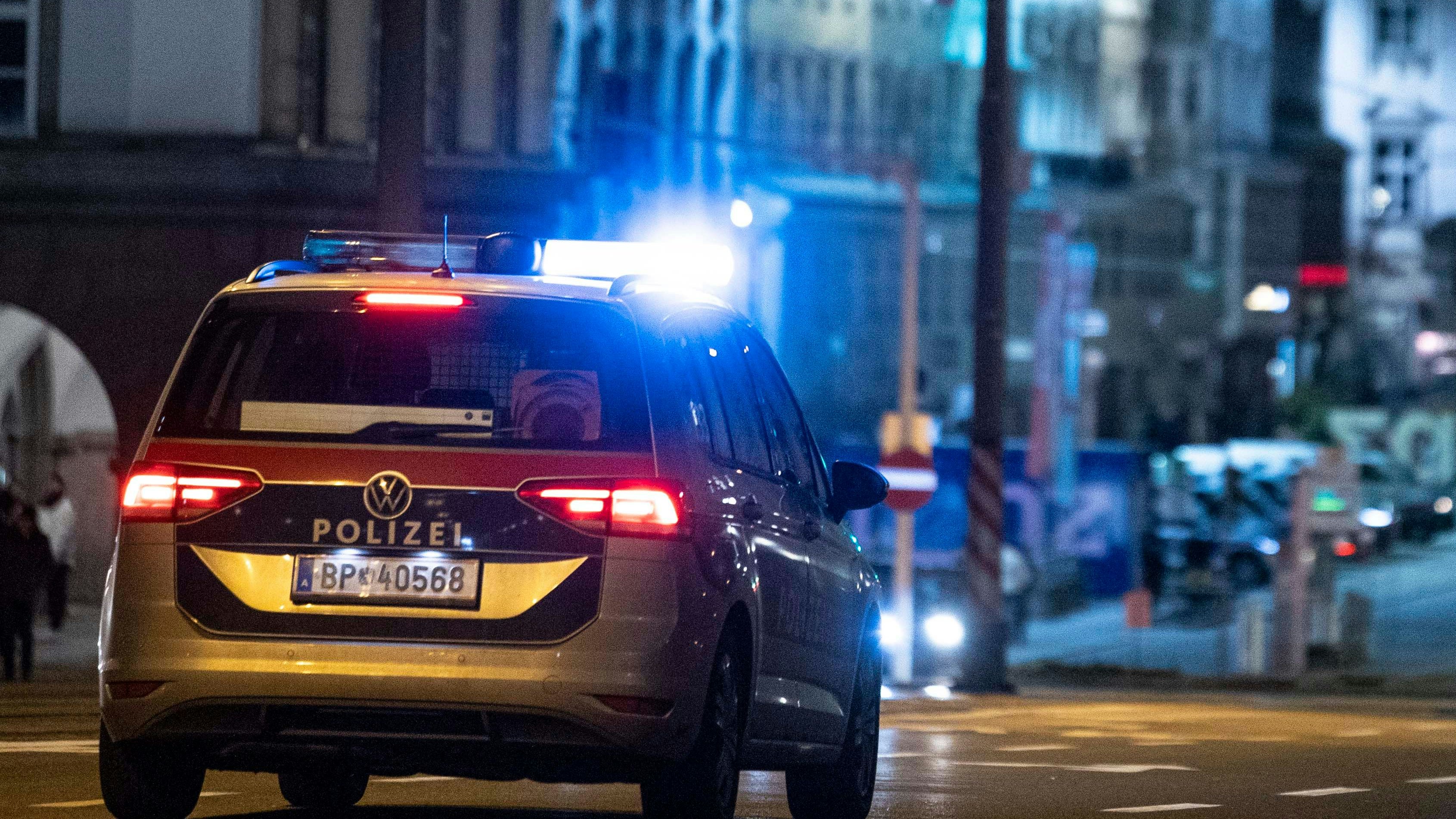 Download von www.picturedesk.com am 21.09.2025 (11:33).  Polizisten befinden sich während einer Demonstration im Einsatz. Im Bild: Funkstreife mit Blaulicht. Linz, Österreich. 04.02.2023 // Linz police forces are in service during a demonstration. Picture: Police car with blue flashlights. Vienna, Austria. February 4th, 2023 - 20230204_PD19350 - Rechteinfo: Rights Managed (RM)