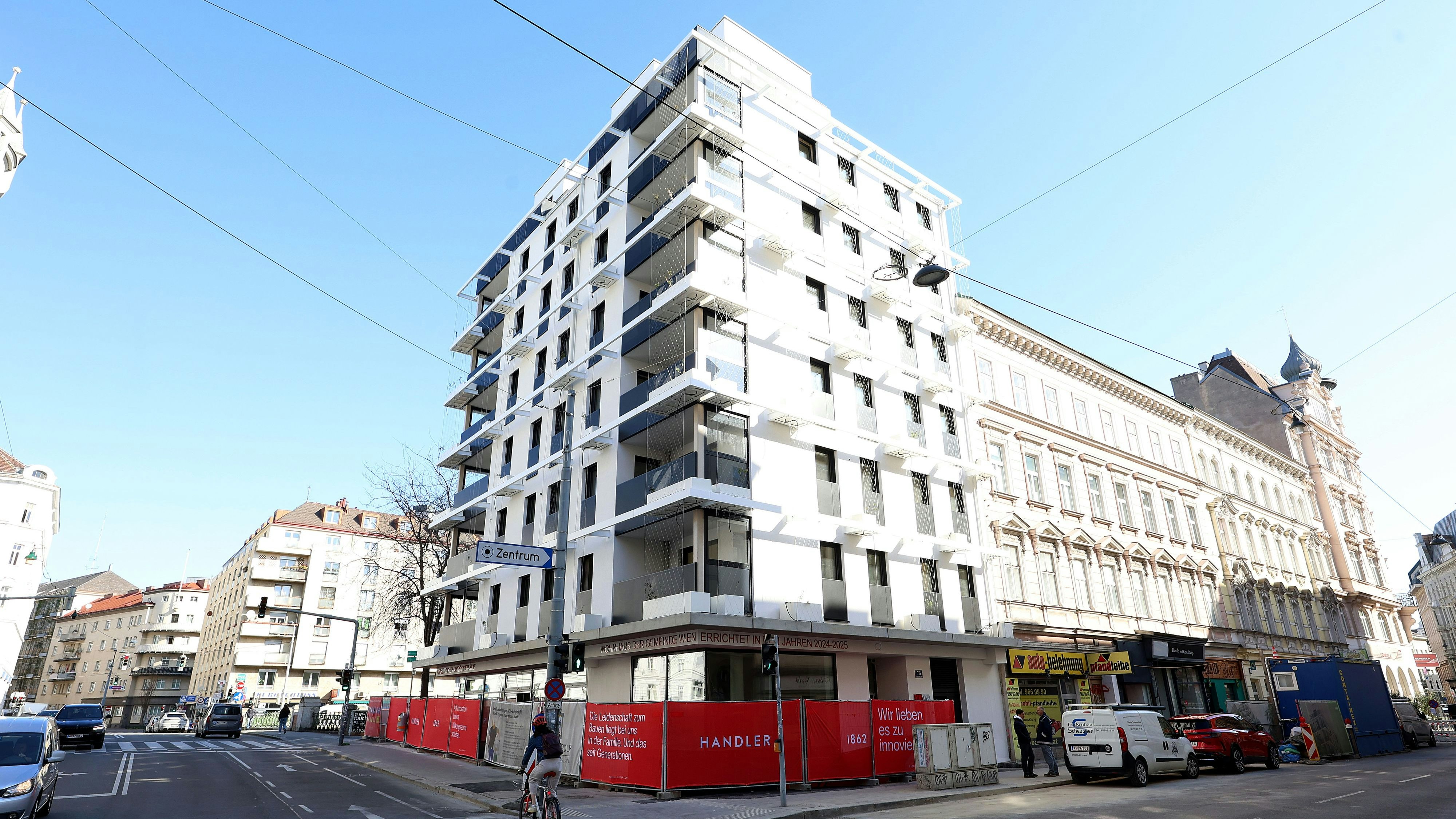 Benennung des Friederike-Mayröcker-Hof mit Wohnbaustadträtin Kathrin Gaál und BV*in Silvia Jankovic.