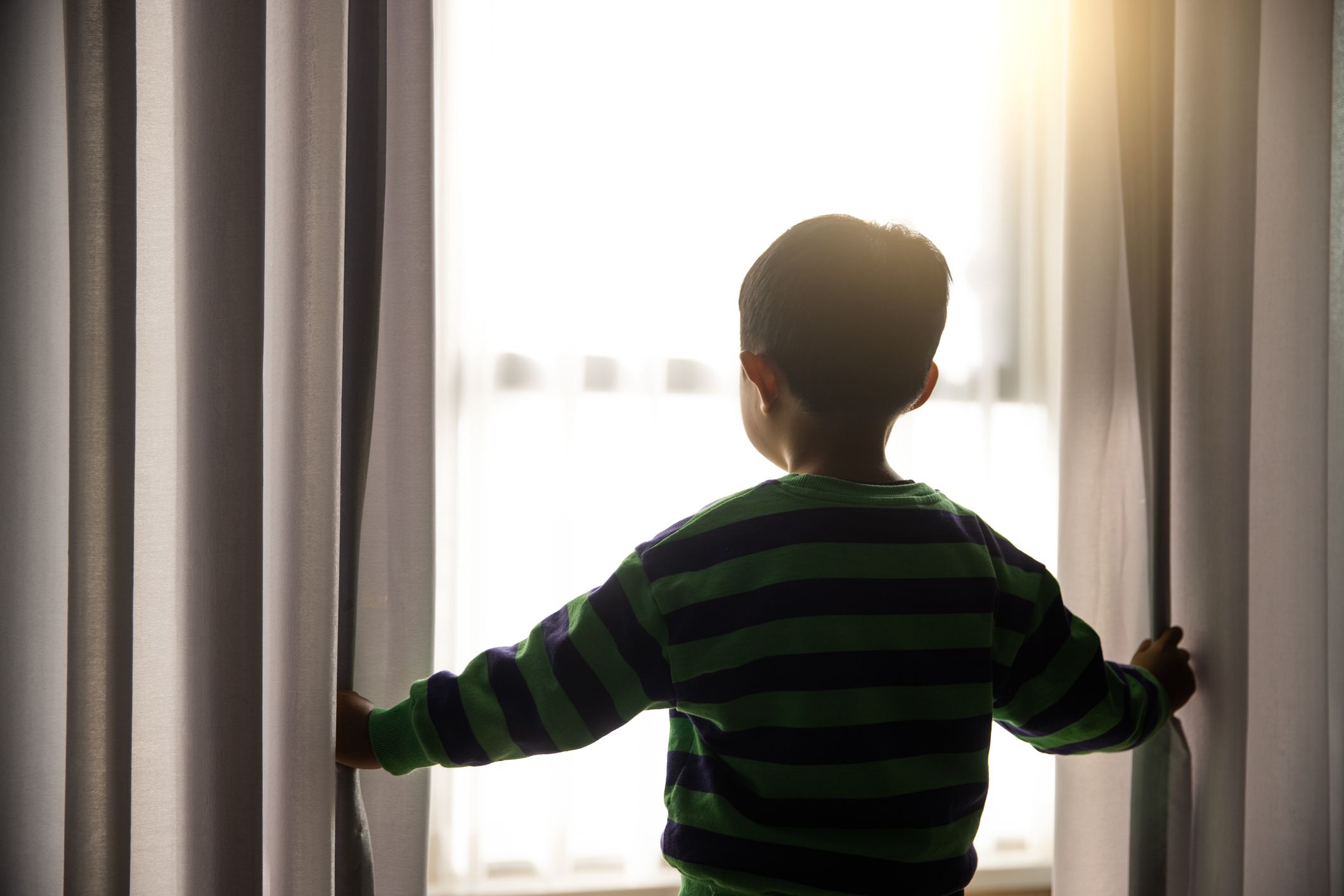 Laut ersten Informationen waren die 40-jährige Mutter und ihre drei weiteren minderjährigen Kinder zum Zeitpunkt des Unglücks in der Wohnung.