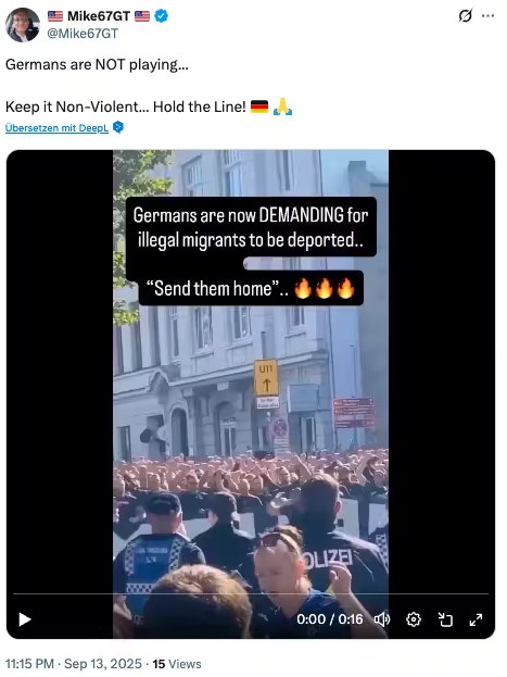 <strong>Irreführend und aus dem Kontext gerissten:</strong> Das Video ist echt und stammt wirklich aus Deutschland. Doch um Migranten geht es den Marschteilnehmenden überhaupt nicht. In Wahrheit geht es um Fußball.