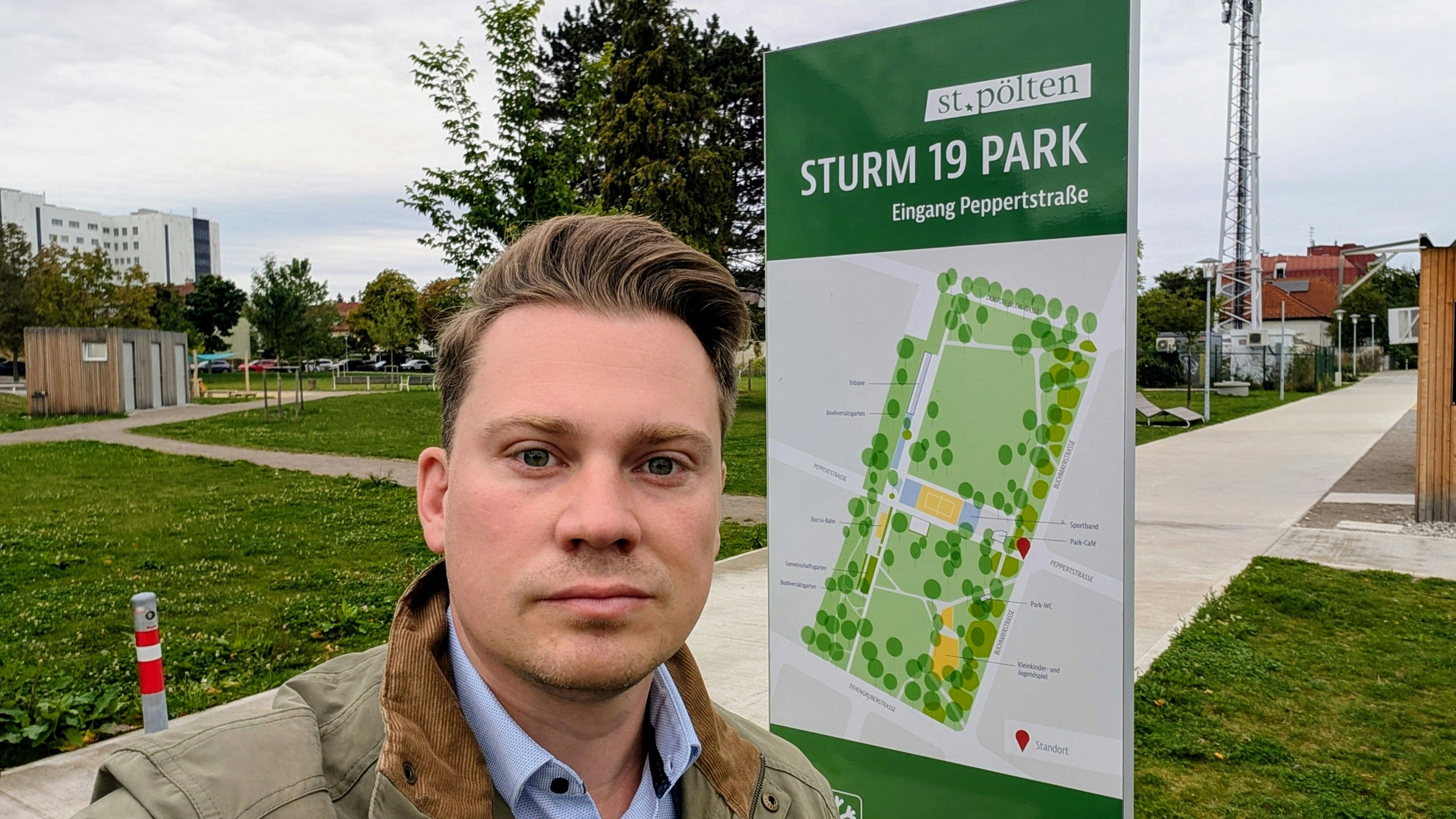 Stadtrat Krumböck im Sturm-19-Park