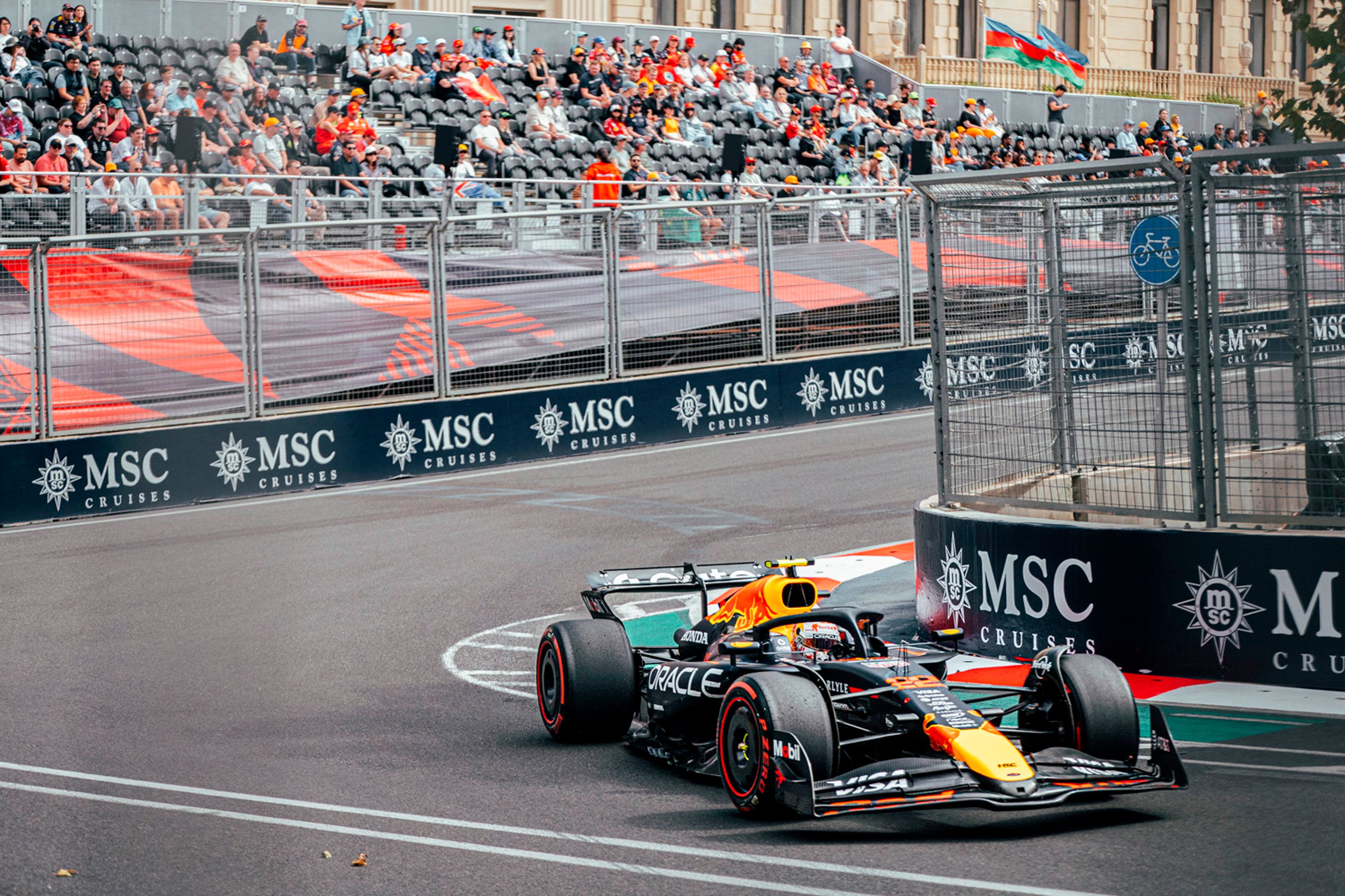 Max Verstappen rast zum souveränen Sieg.