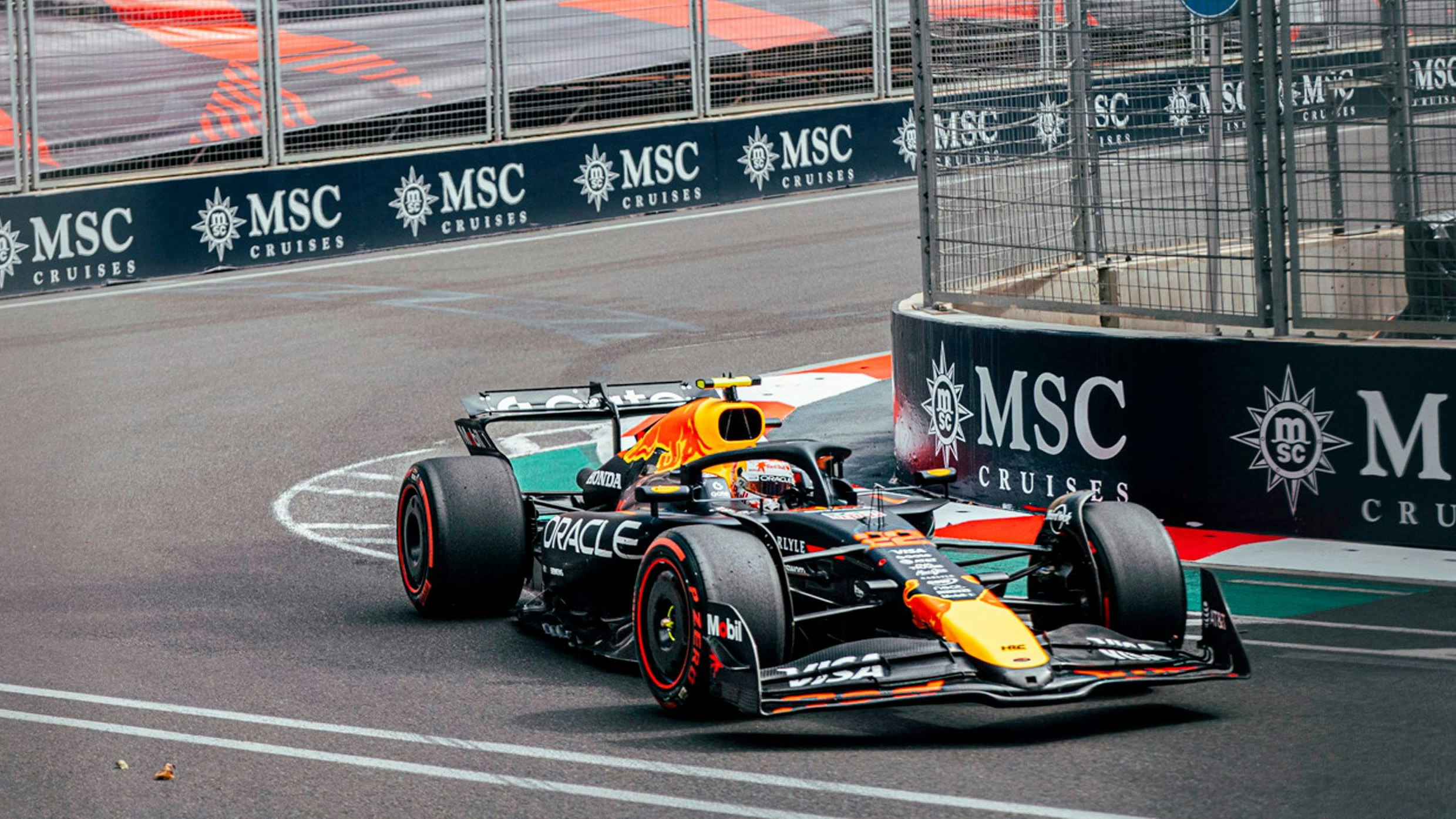 Max Verstappen rast zum souveränen Sieg.