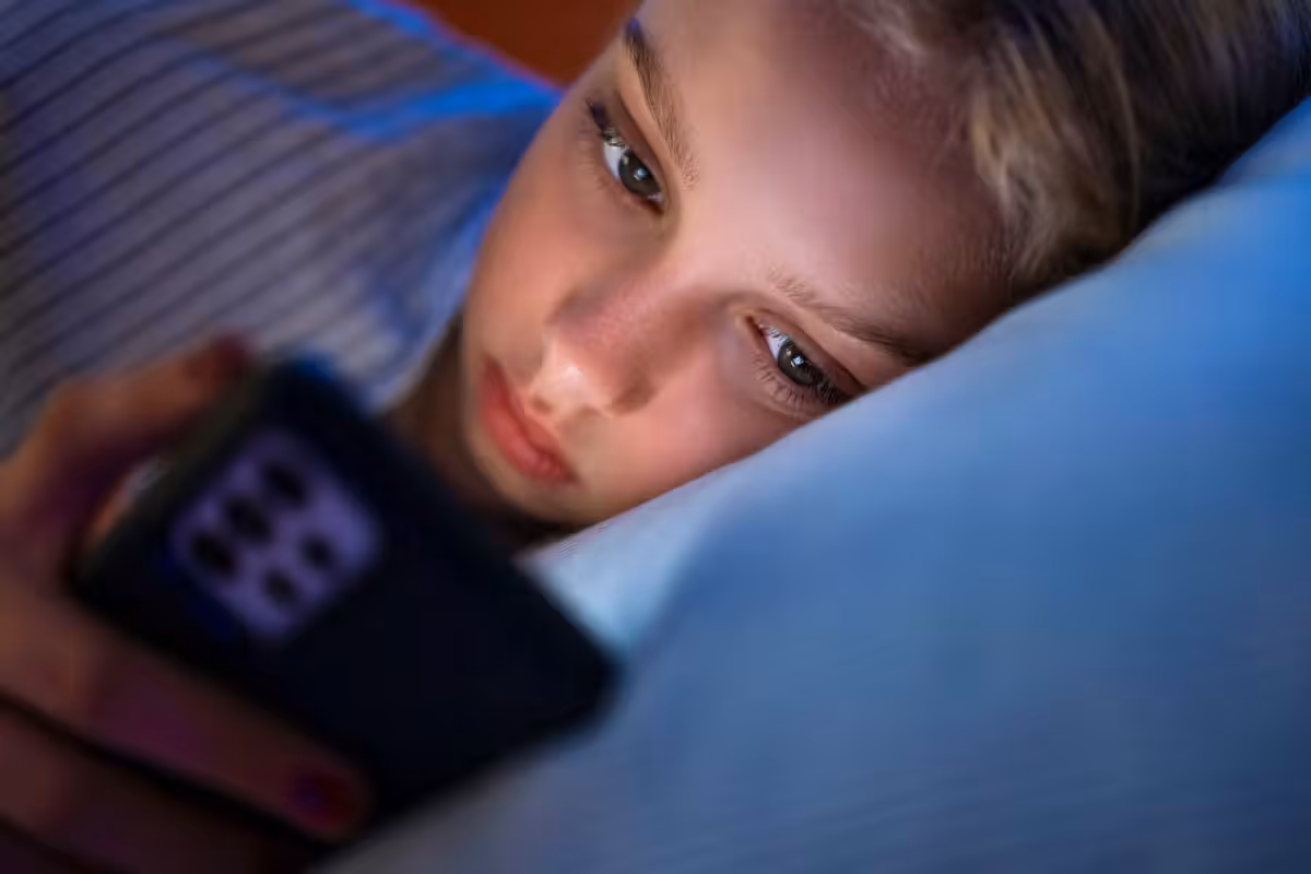 Allein mit dem Bildschirm: Viele Jugendliche verbringen stundenlang Zeit mit Chatbots, oft unbeobachtet.