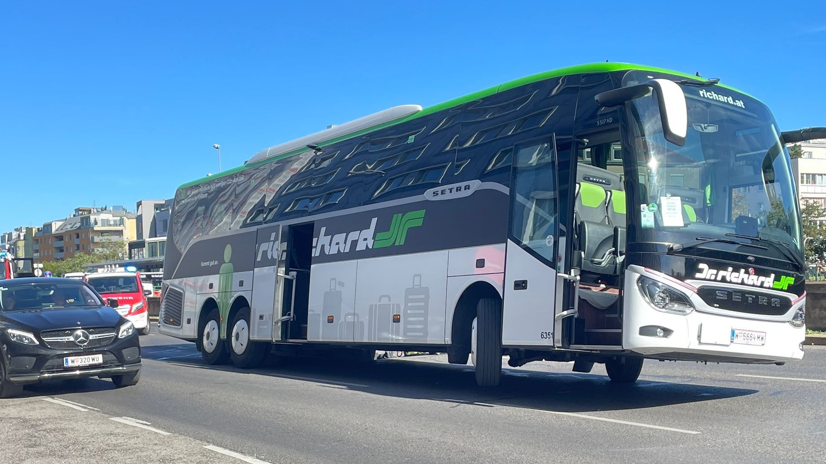 Bus kippte in eine Mulde auf der Linken Wienzeile. 
