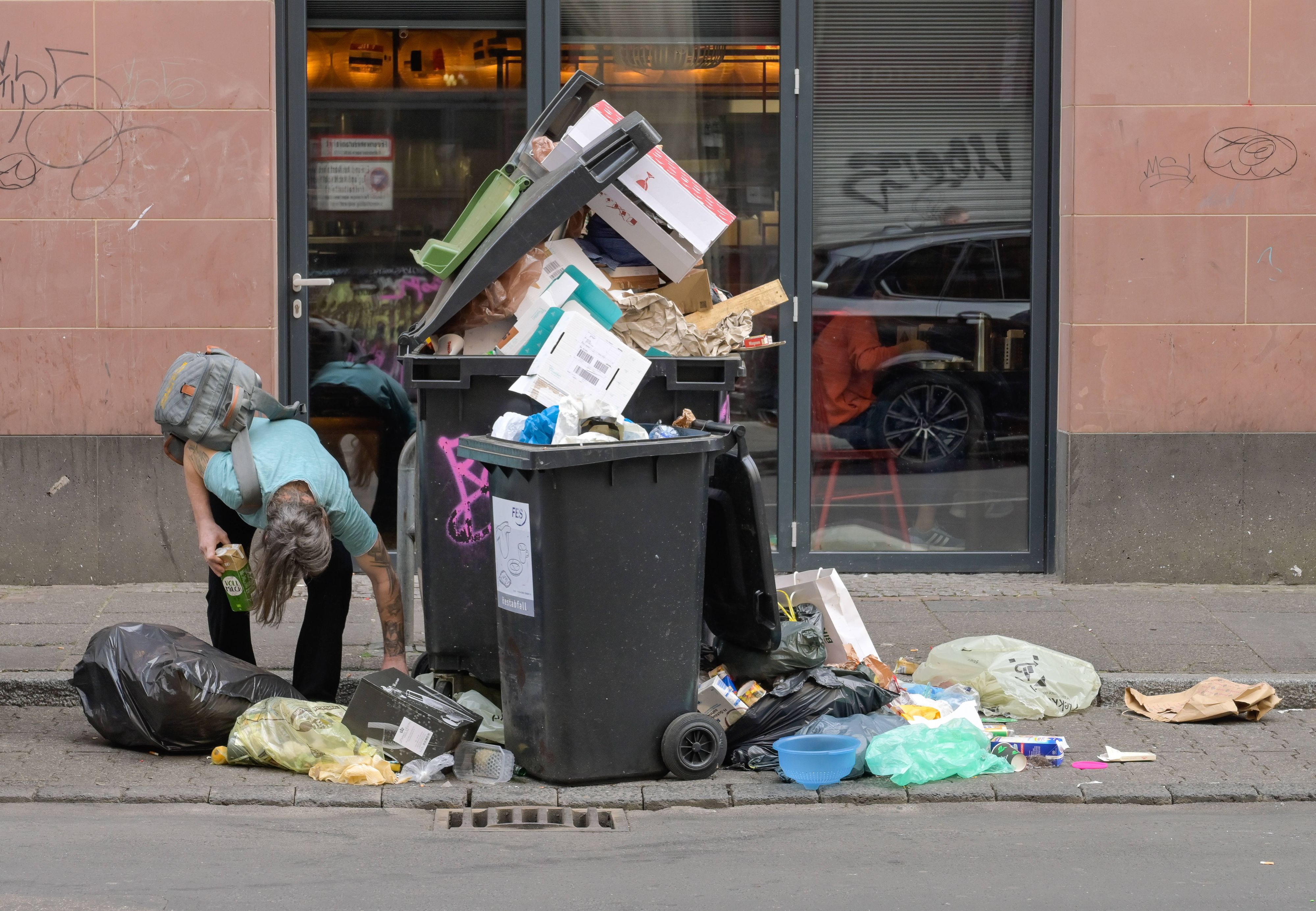 Straßenszene im Frankfurter Bahnhofsviertel. Ob 