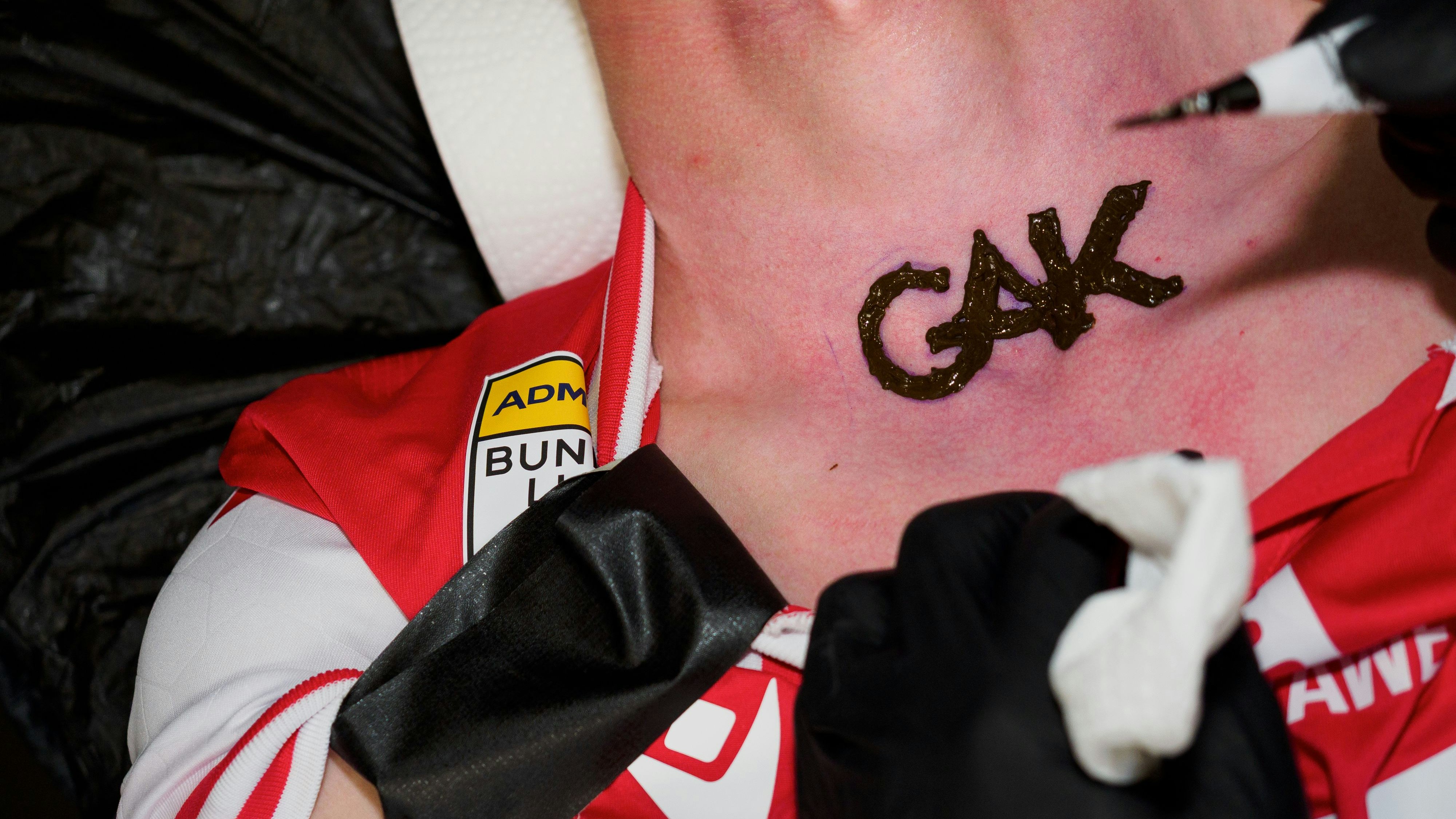 Auf dem Hals vom Philipp Hansa steht nun fett "GAK forever"