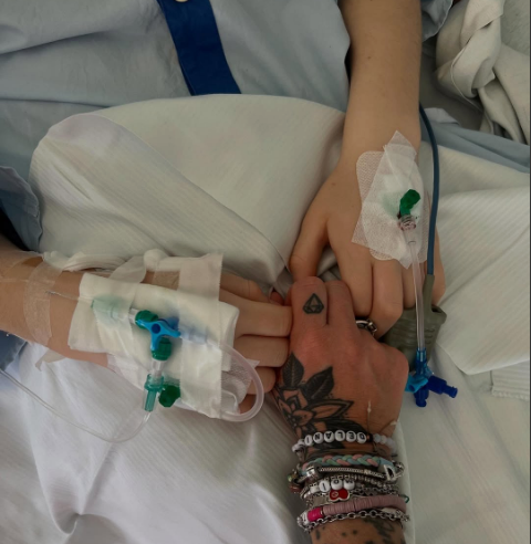 Dennis Diekmeier hält die Hände seiner Tochter Delani.