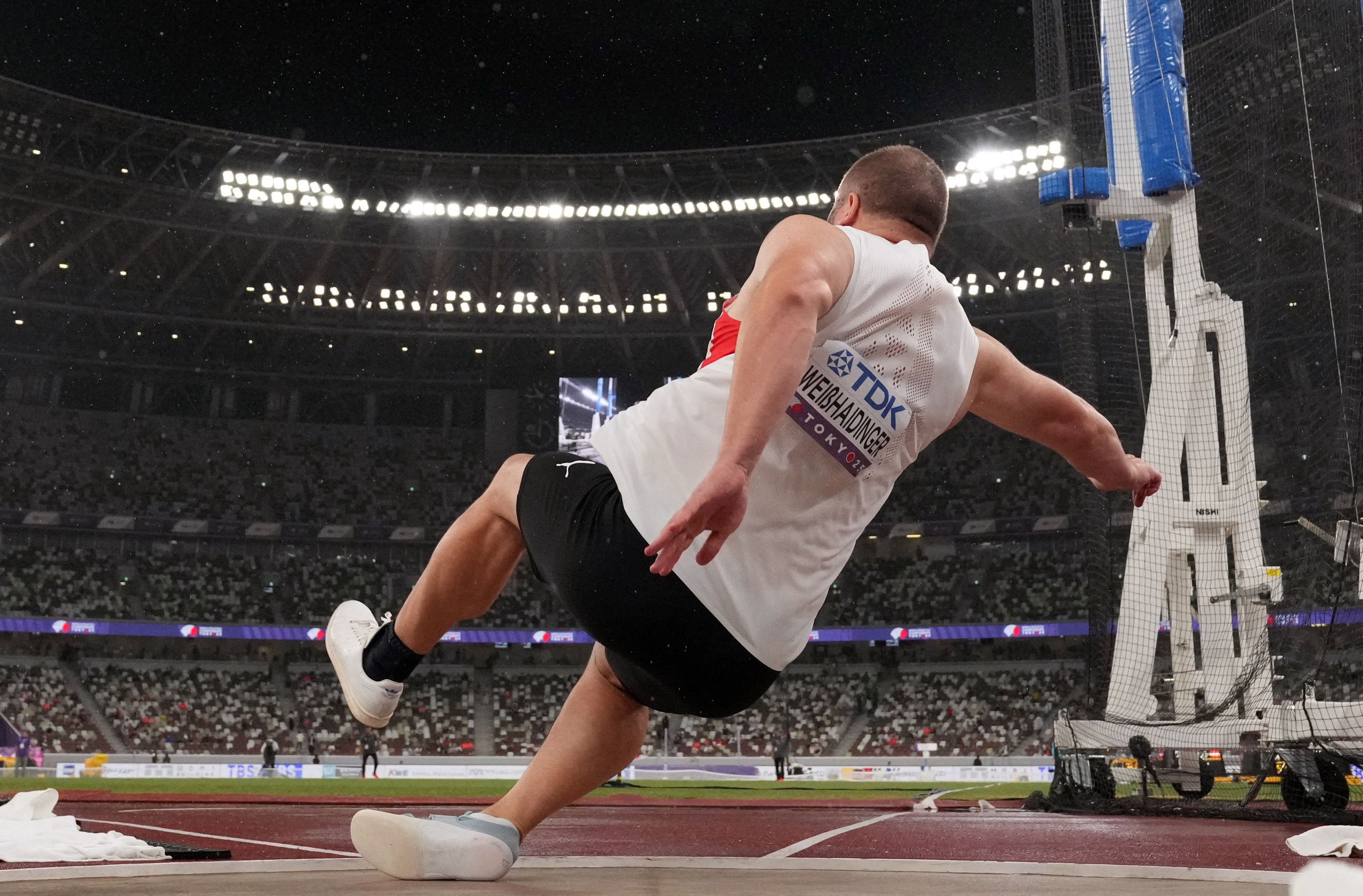 Lukas Weißhaidinger stürzt im Wurfring.