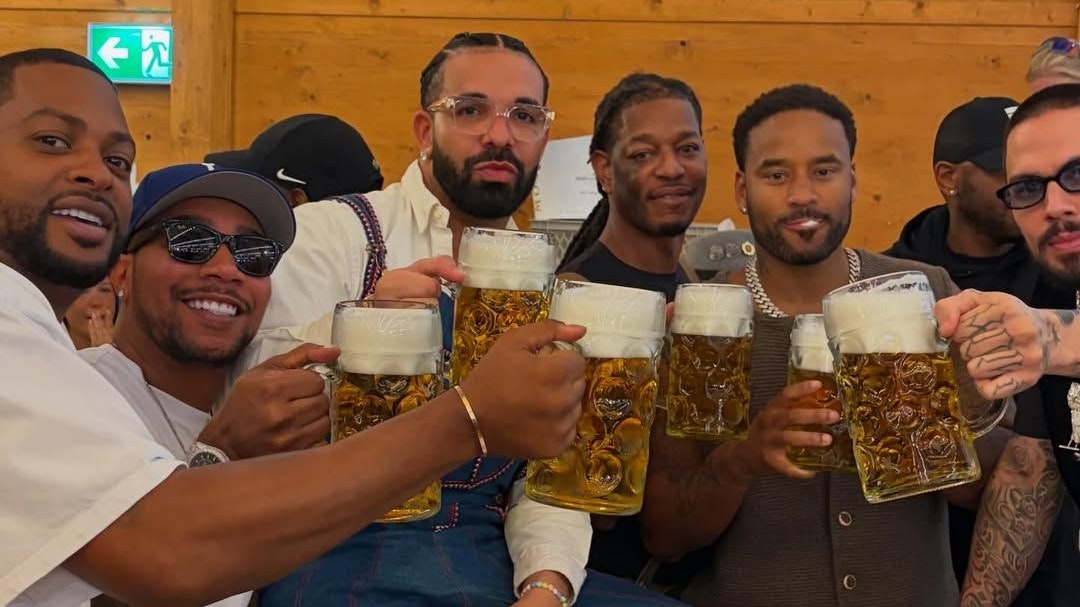 Heute.at - Wiesn-Wahnsinn! Rapper Drake feiert in Latzhose