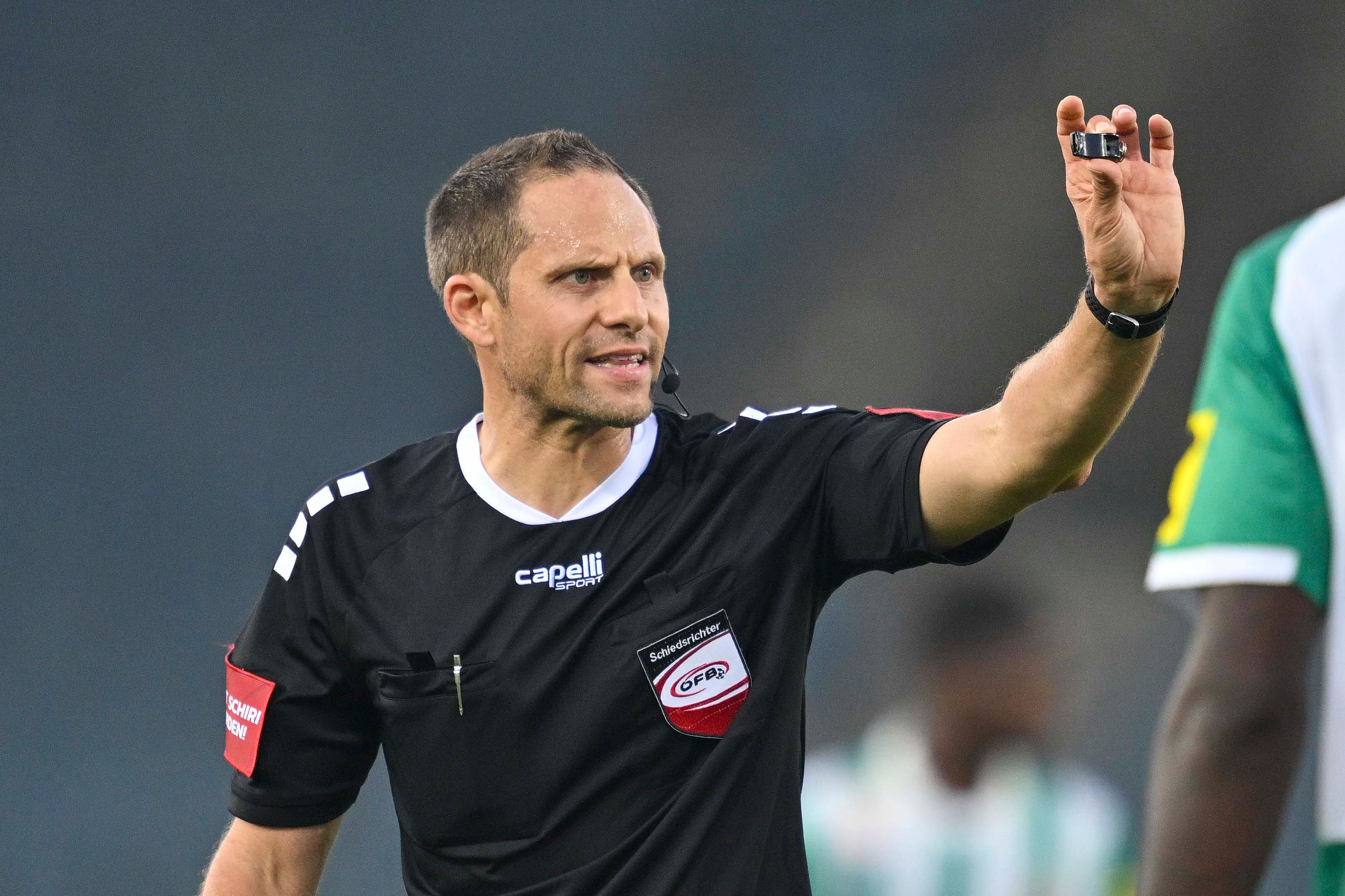 Harald Lechner entschied nach VAR-Einsicht auf Elfmeter.