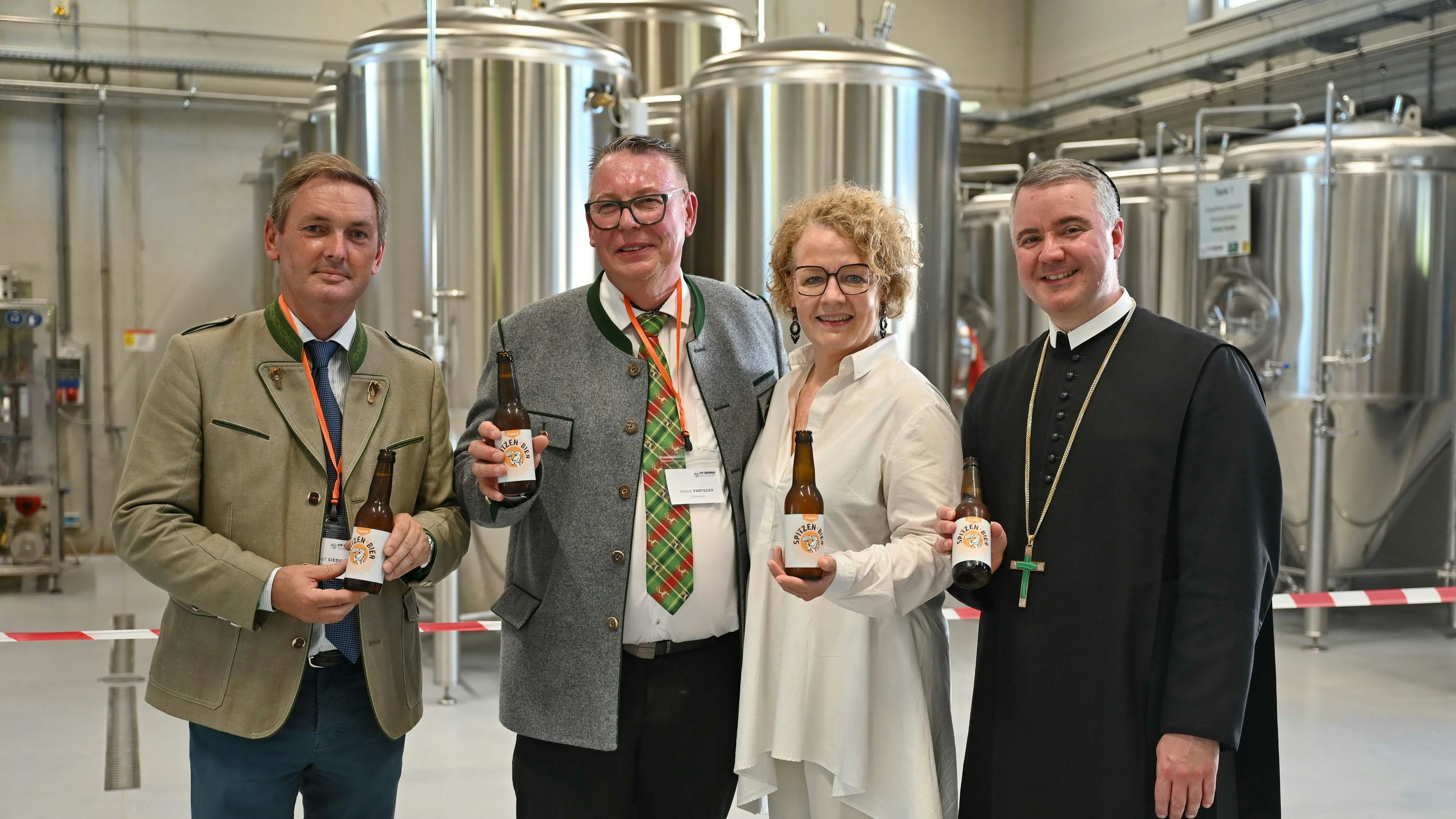 Direktor Josef Sieder, Spitzenbier-Obmann Heinz Parteder, Bildungslandesrätin Christiane Teschl-Hofmeister und Abt Patrick Schöder in der neuen Brauerei.