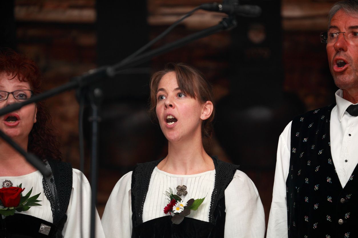 Drei Sänger in Tracht beim gemeinsamen Jodeln – so ähnlich klingt es auch bei der 