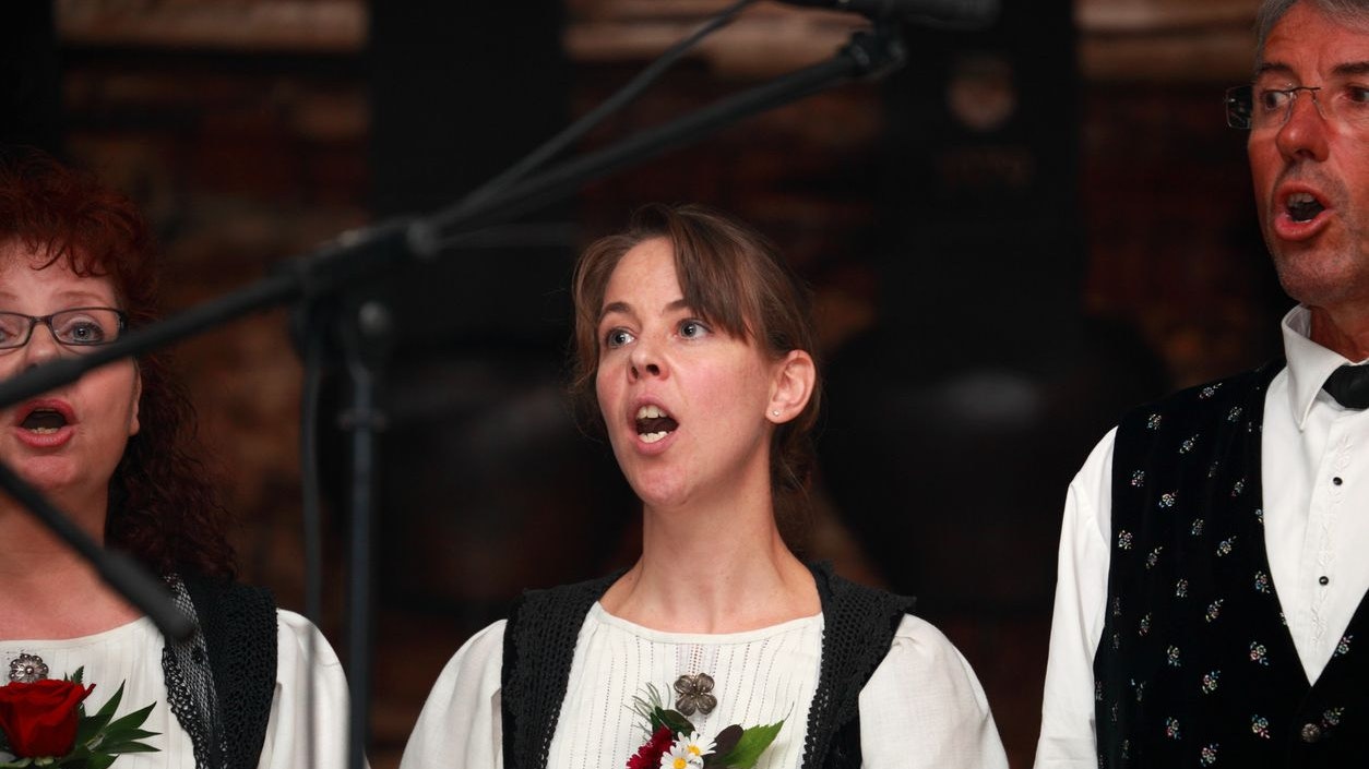 Heute.at - Jodeln an der Tankstelle – Zapfsäule für gute Laune