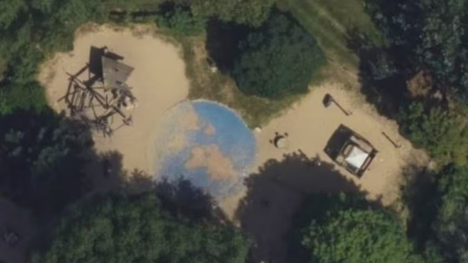 Das auf dem Spielplatz eine "Reise um die Welt" möglich ist, zeigt sich auch aus der Luft: In der Mitte befindet sich eine Spielfläche in Form einer Erdkugel.