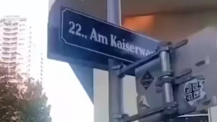 Wo sich der Spielplatz befindet, ist auch dank dieses Straßenschilds leicht herauszufinden. (Im Bild: Screenshot aus dem viralen Video)