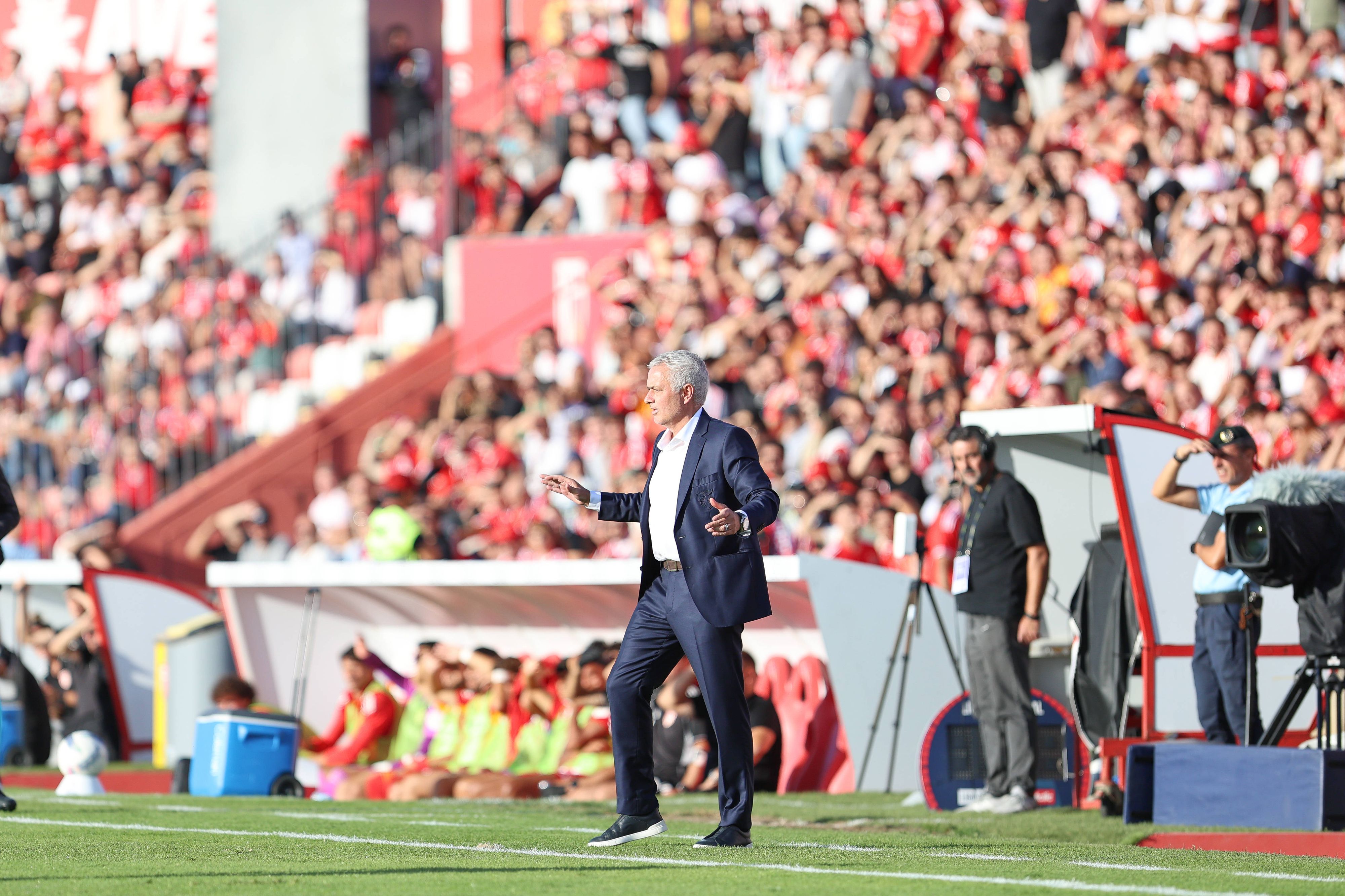 Jose Mourinho jubelt beim Debüt mit Benfica.