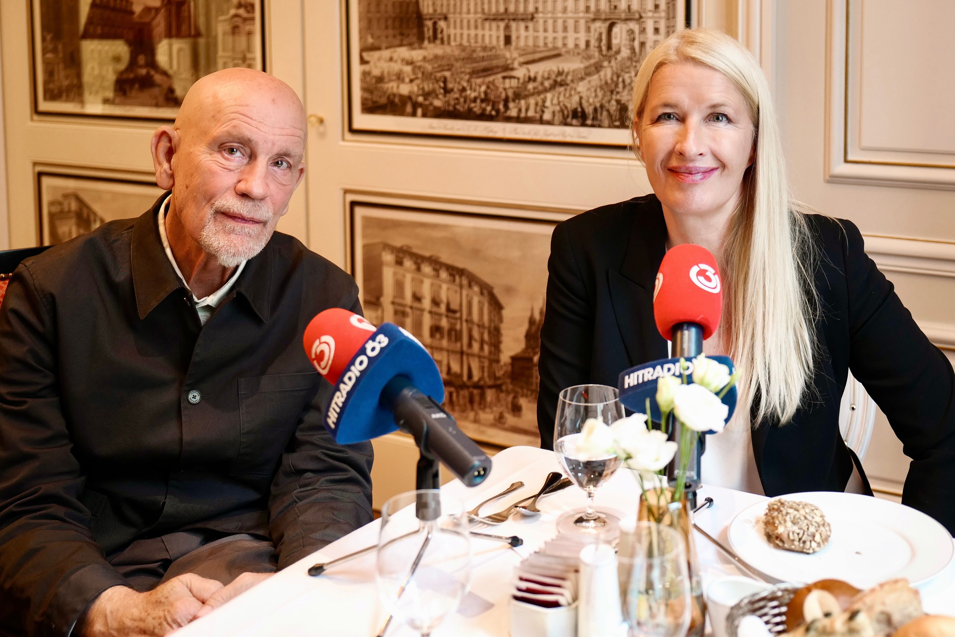 John Malkovich mit Claudia Stöckl im 
