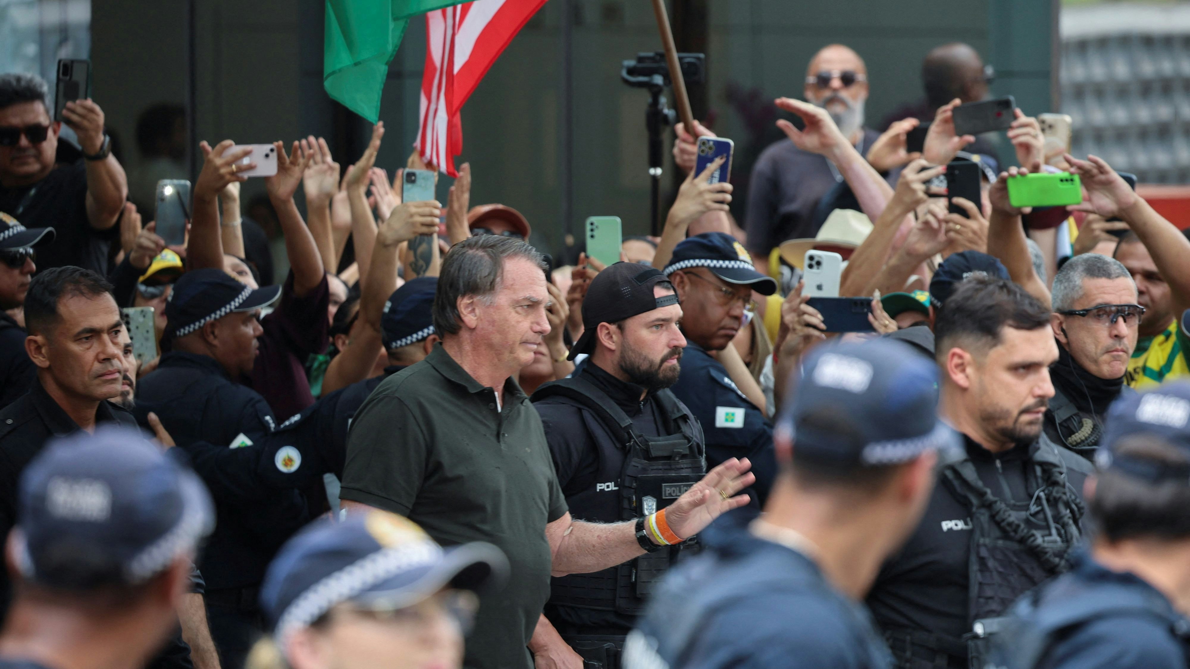 Heute.at - Proteste gegen Amnestie-Pläne für Bolsonaro