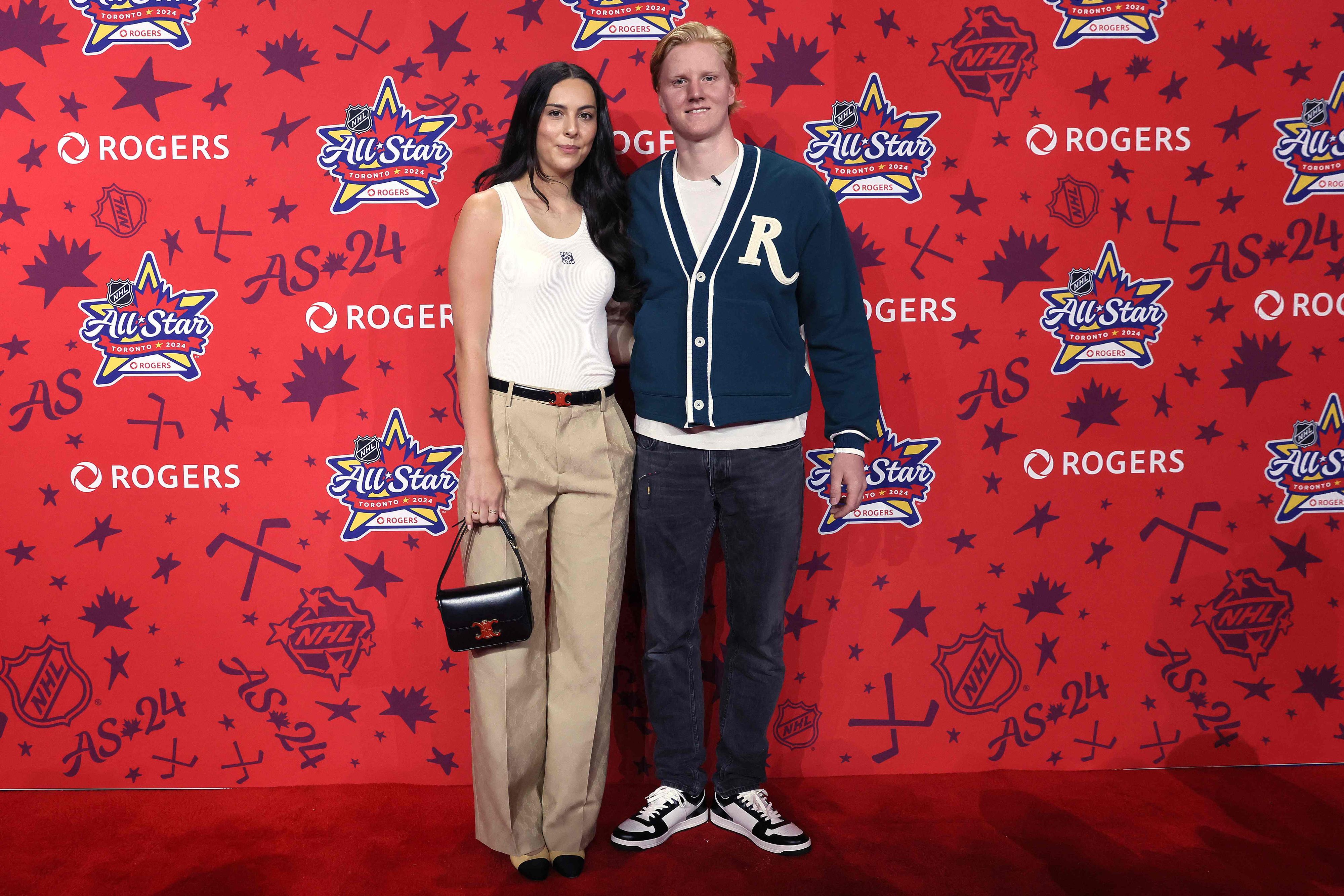 Hier posierte Rasmus Dahlin im Vorjahr auf dem roten Teppich des NHL-Allstar-Events mit seiner Verlobten Carolina Matovac.