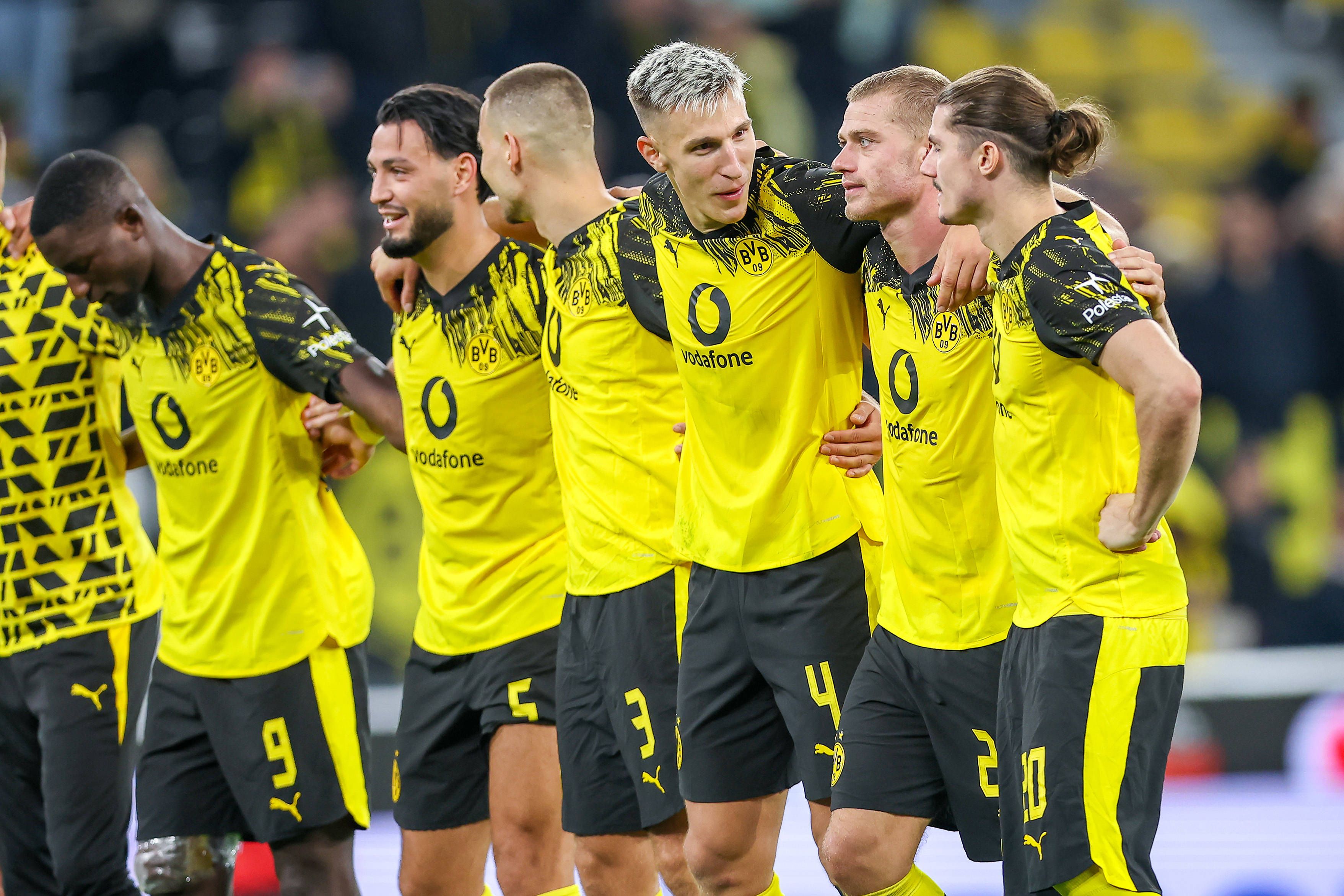 Sabitzer feiert mit seinen Teamkollegen den 1:0-Heimsieg.