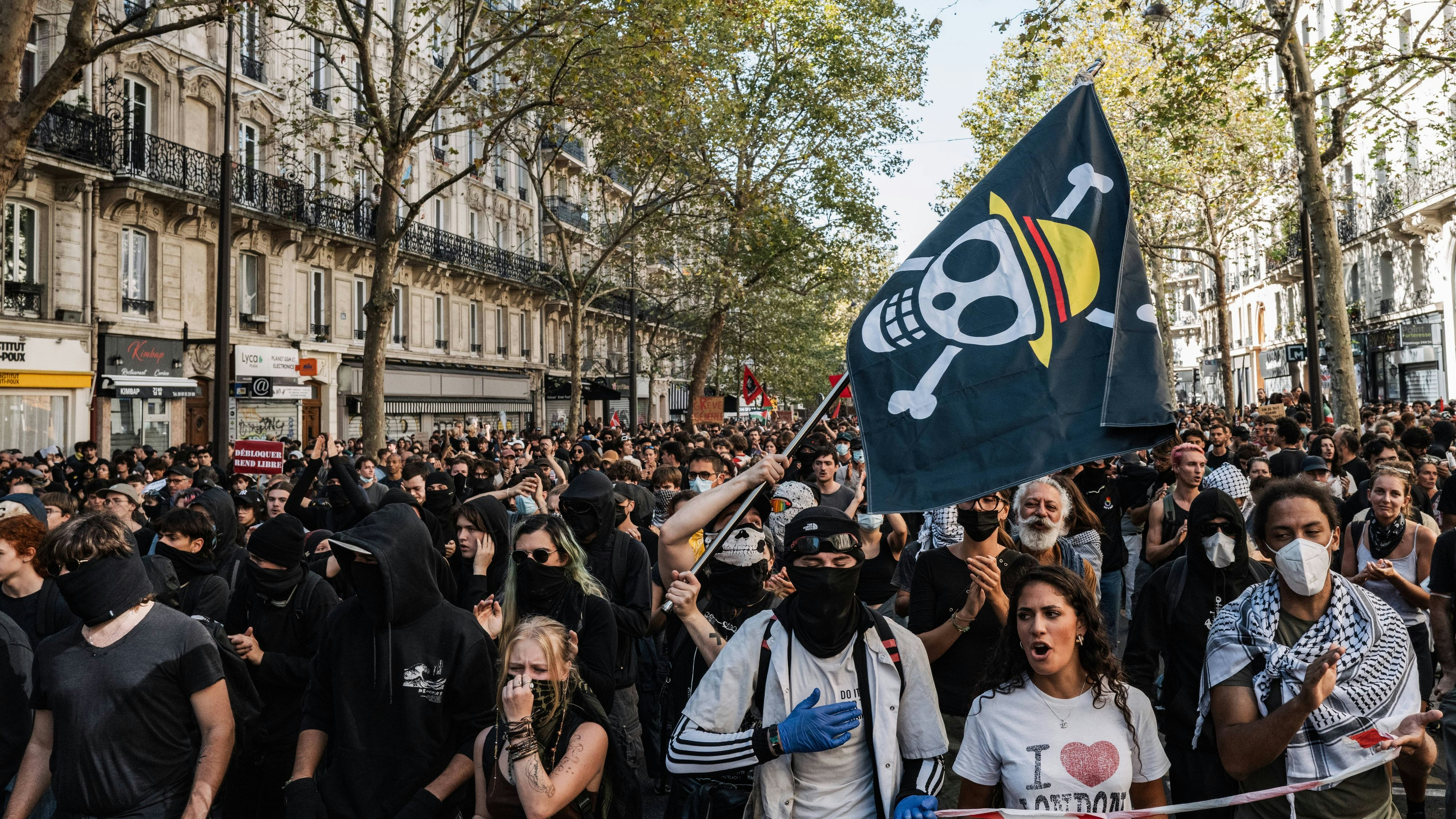 An Protesten in Frankreich tauchte der Strohhut-Totenkopf auf.