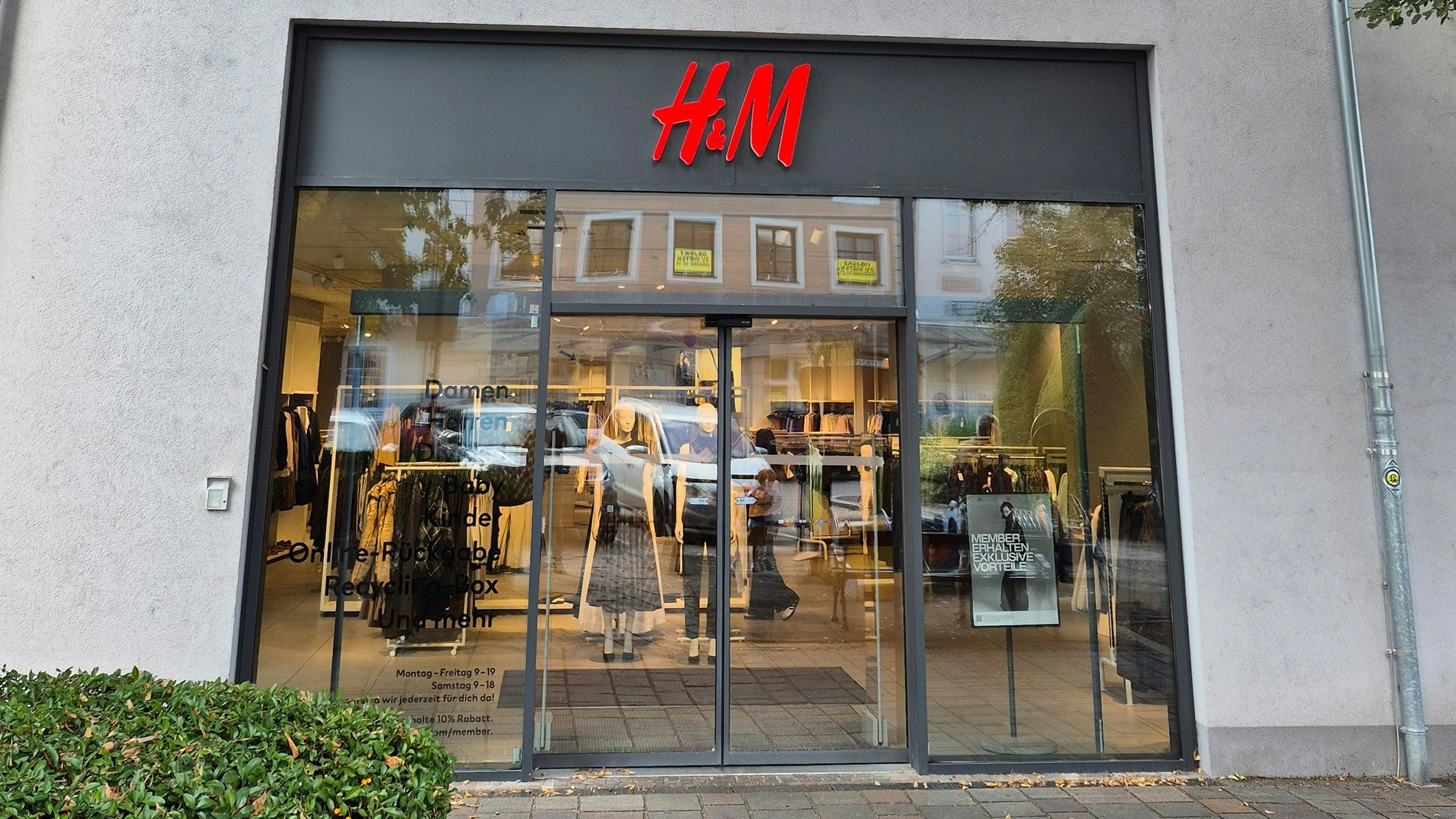 Der Eingang des H&M am Hauptplatz
