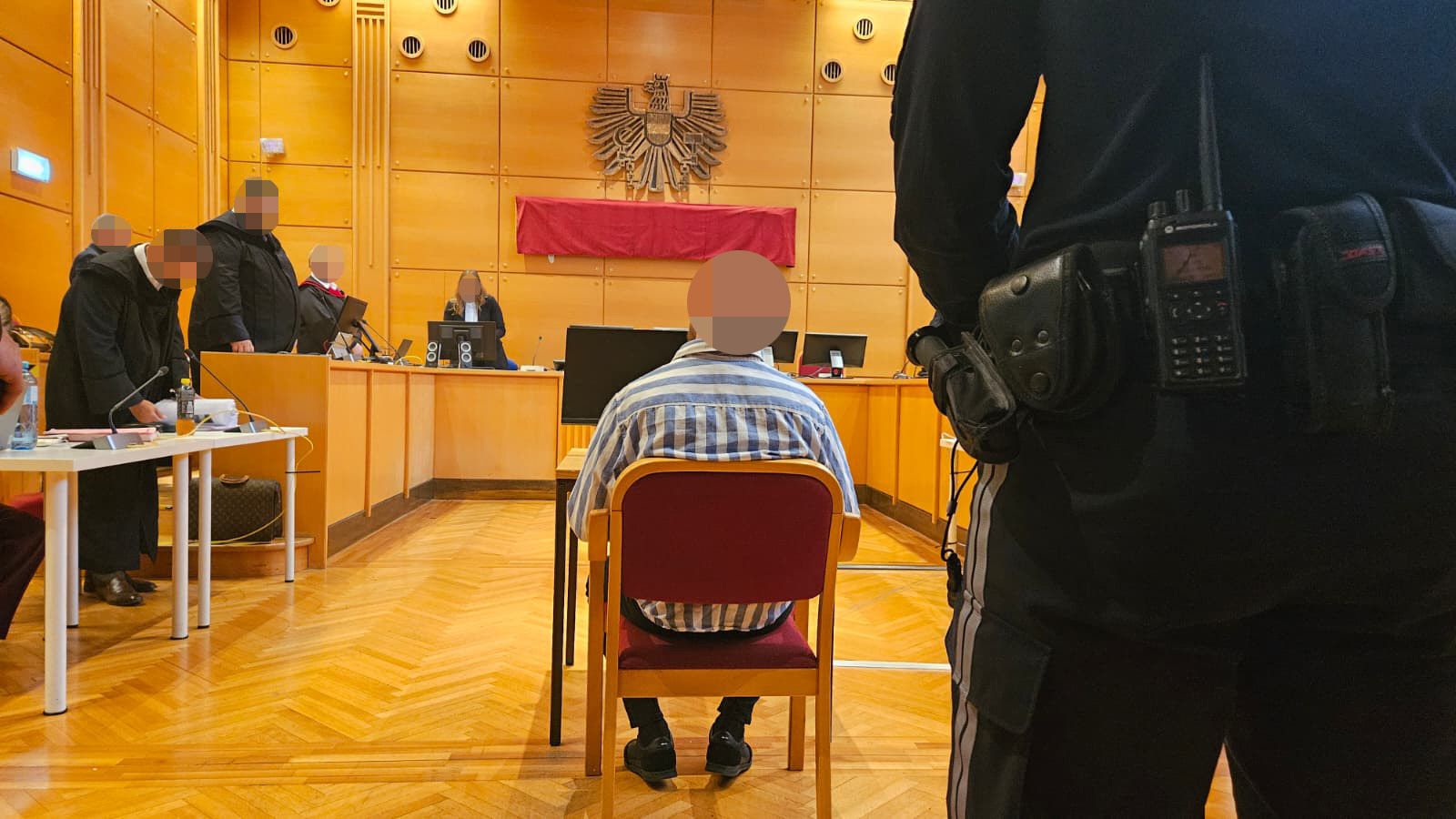 Der 44-Jährige musste sich am Montag im Schwurgerichtssaal vor den Geschworenen verantworten.