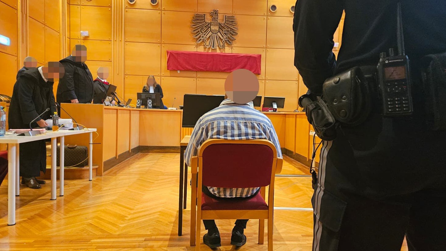 Der 44-Jährige musste sich am Montag im Schwurgerichtssaal vor den Geschworenen verantworten.