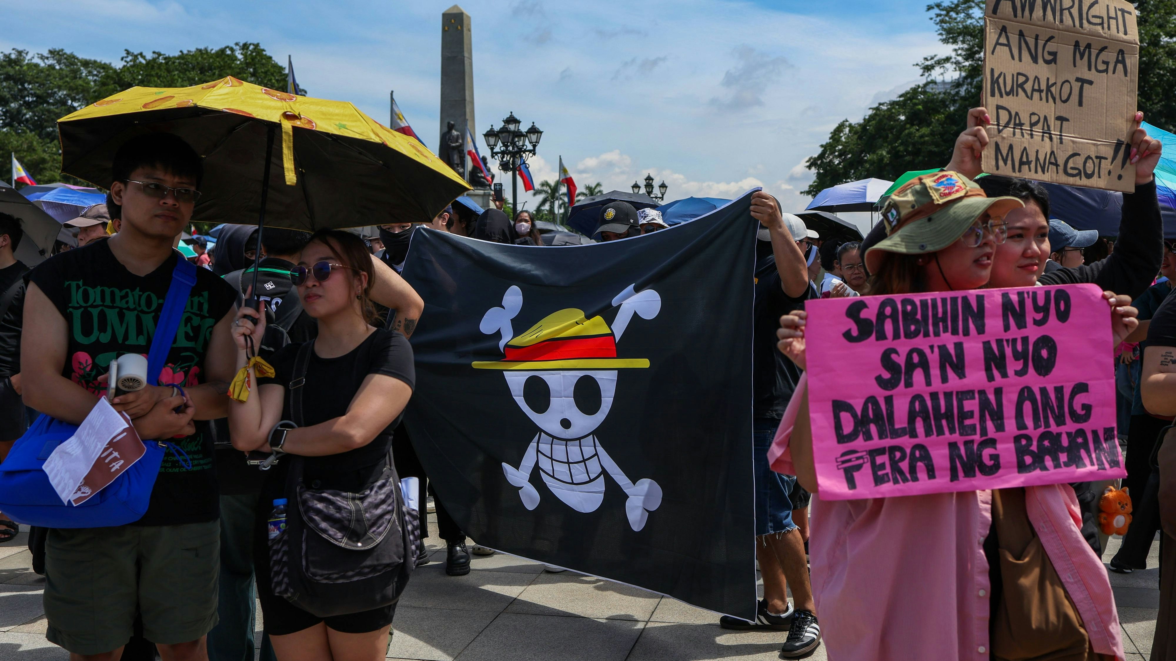 Im Anime wird die Strohhut-Bande von Monkey D. Luffy angeführt. Sein Kennzeichen ist ein Strohhut – daher der Name seiner Crew und das Symbol seiner Flagge.