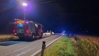 Die Feuerwehr holte den Pkw aus dem Straßengraben.