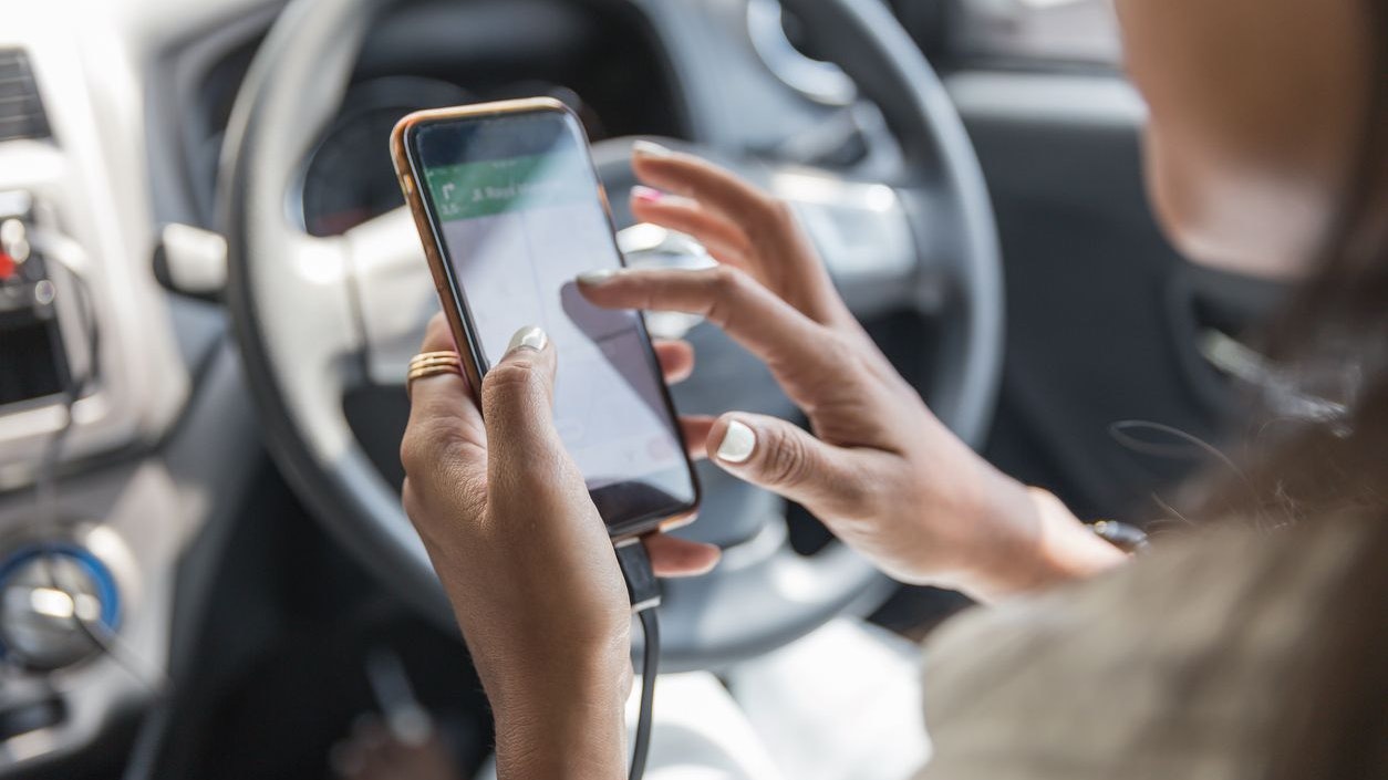 Die Benutzung von Smartphones ist untersagt, Touchscreens aber sind erlaubt