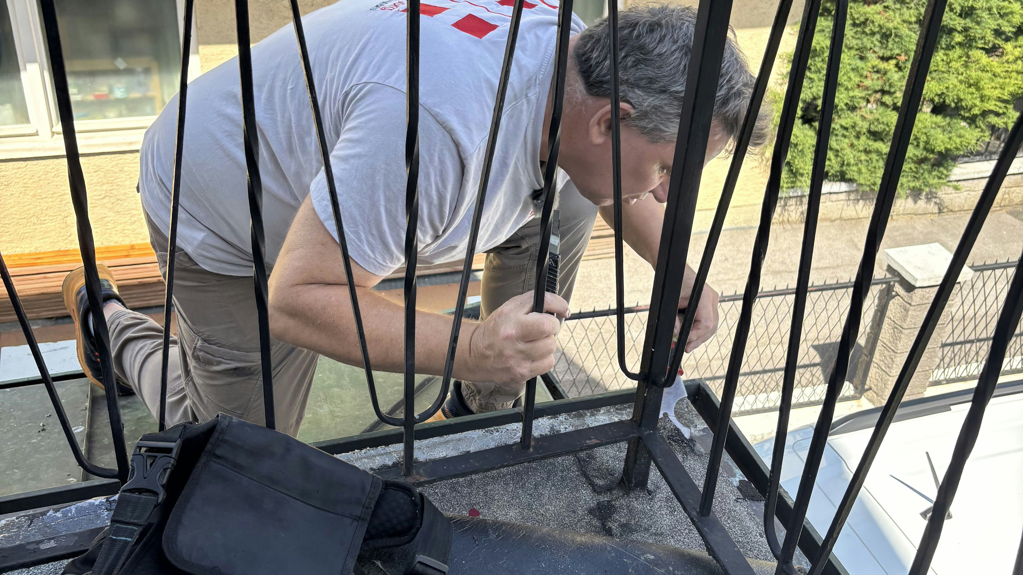 Günther Nussbaum prüft die Abdichtung der Terrassen.