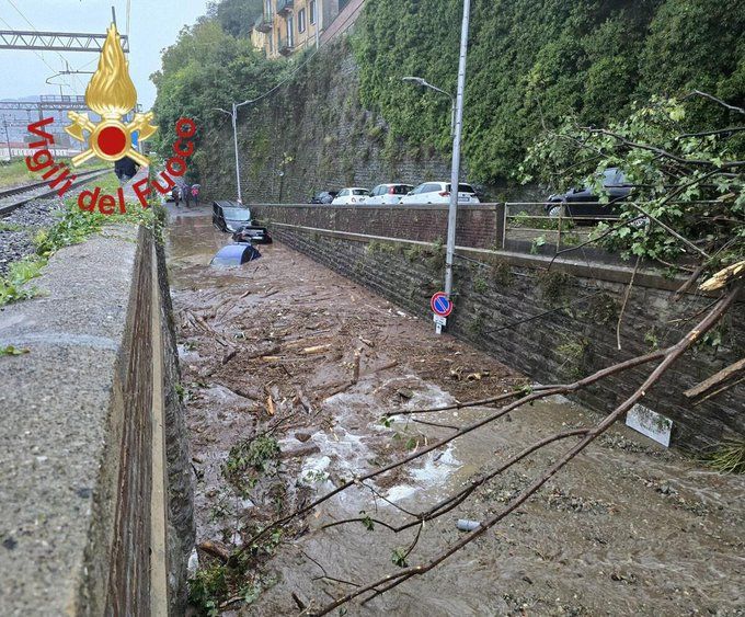 Schwere Unwetter haben Norditalien getroffen. Rund um den Comer See kommt es zu Erdrutschen.