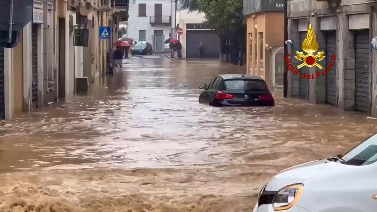 Eine überschwemmte Straße in der Stadt Cabiate nördlich von Mailand.