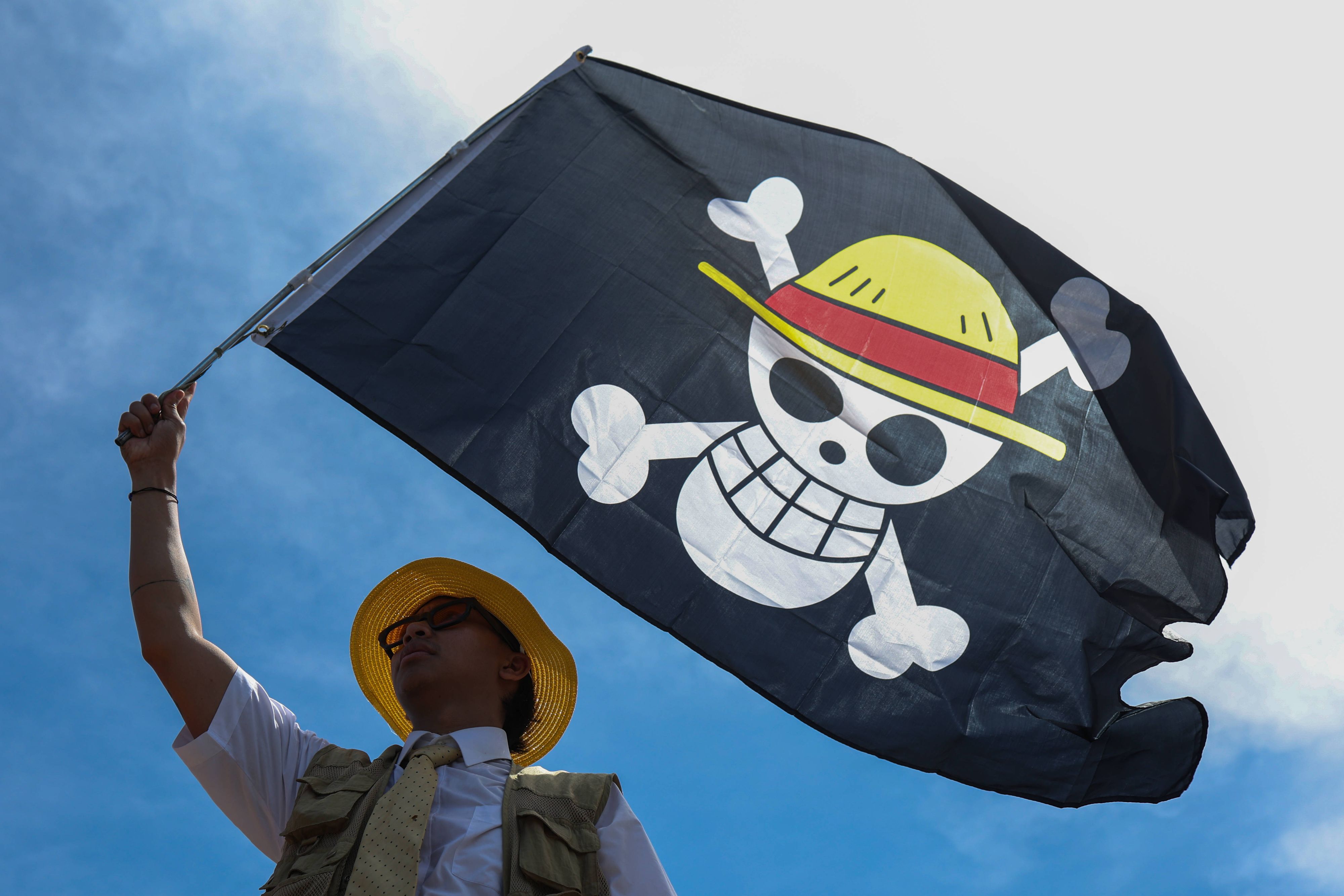 Ein grinsender Totenkopf mit Strohhut: Diese Piratenflagge aus einem Anime tauchte diesen Sommer an Protesten in verschiedenen Ländern auf der ganzen Welt auf.