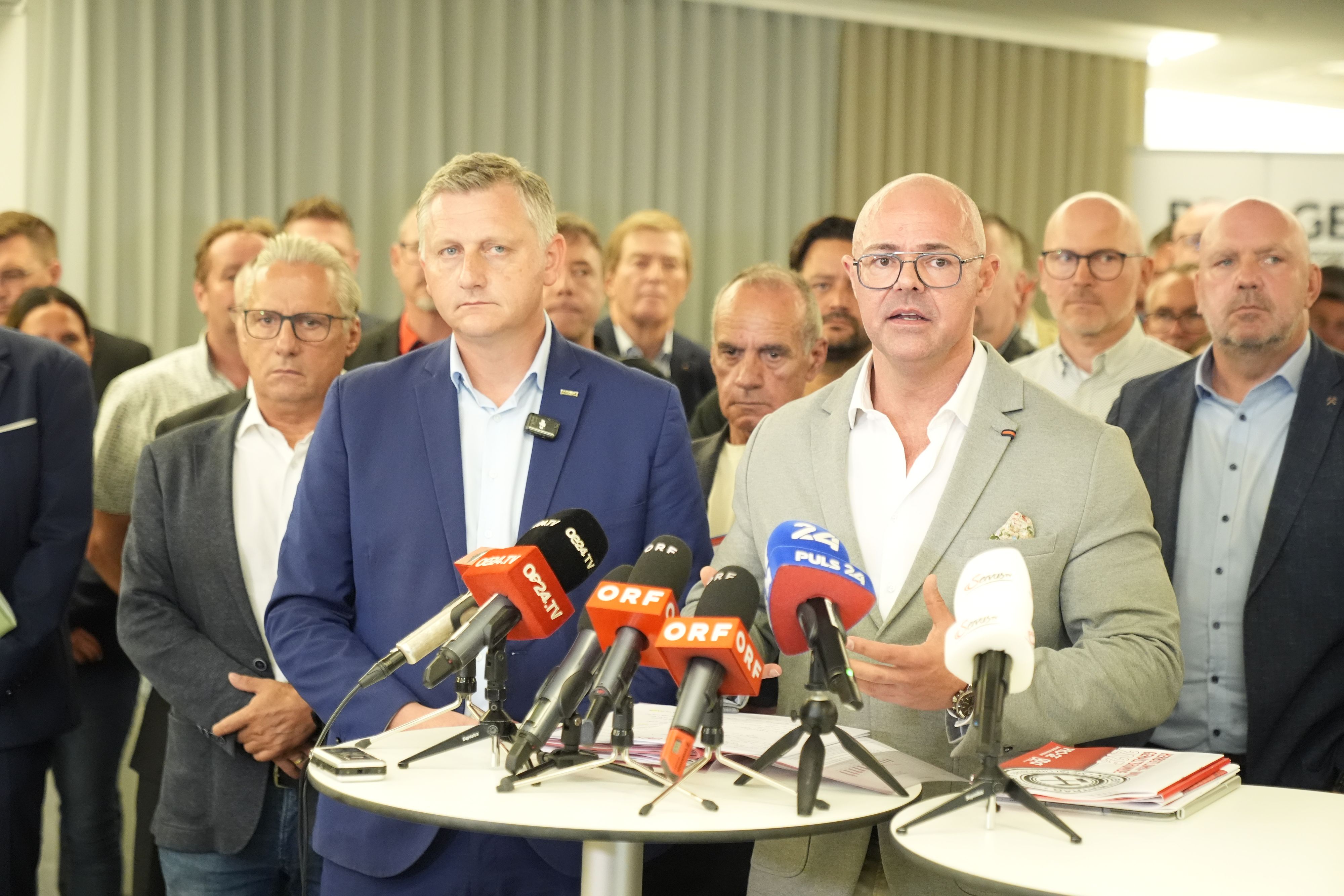 Bundesvorsitzender der Gewerkschaft PRO-GE Reinhold Binder (links) und Mario Ferrari(rechts)&nbsp; gaben ein kurzes Pressestatement, bevor die Lohnrunde startet.