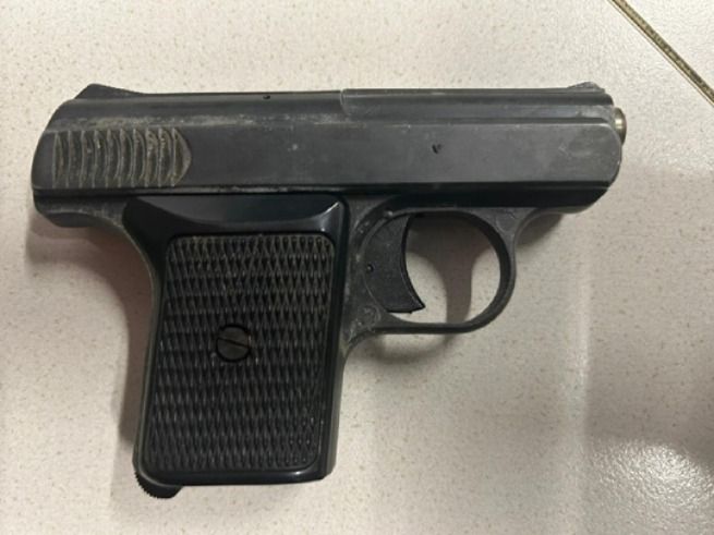 Der 43-Jährige soll den 18-Jährigen mit einer Schreckschusspistole bedroht haben.