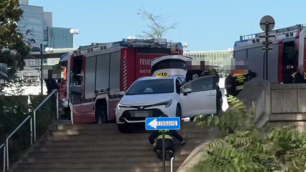 Heute.at - Hängepartie! Taxi steckt in Wien auf Stufen fest