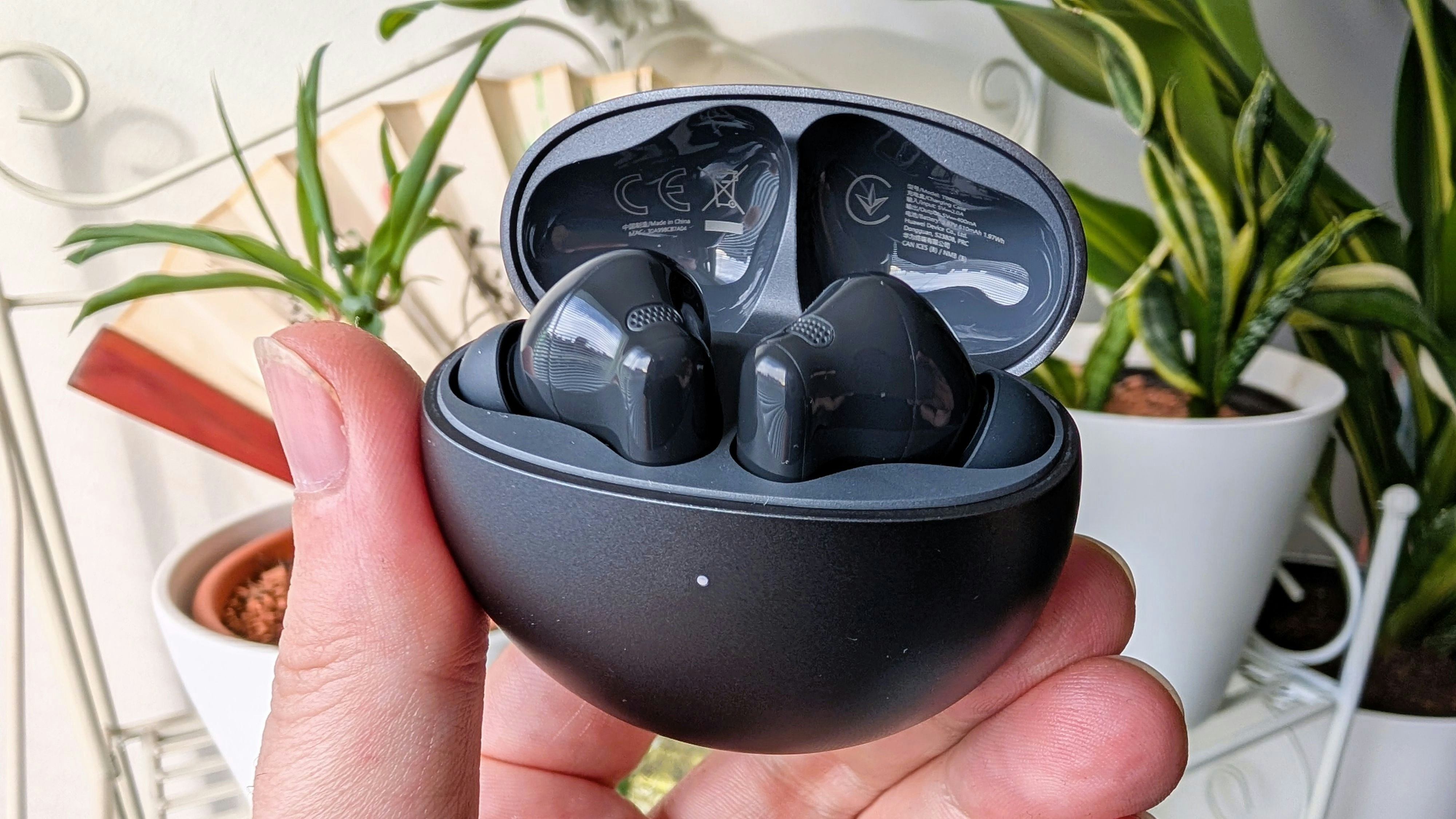 Die FreeBuds 7i positionieren sich bei 99,99 Euro und bieten für diesen Betrag erstaunlich viele Funktionen. 