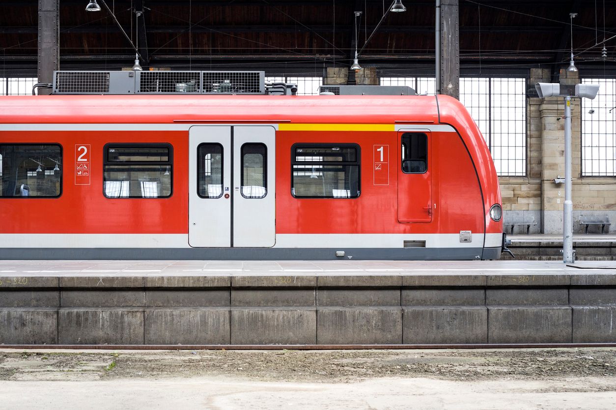 Nach rund einer Stunde konnte die besorgte Mutter ihr Kind wieder in die Arme schließen. (Symbolbild)