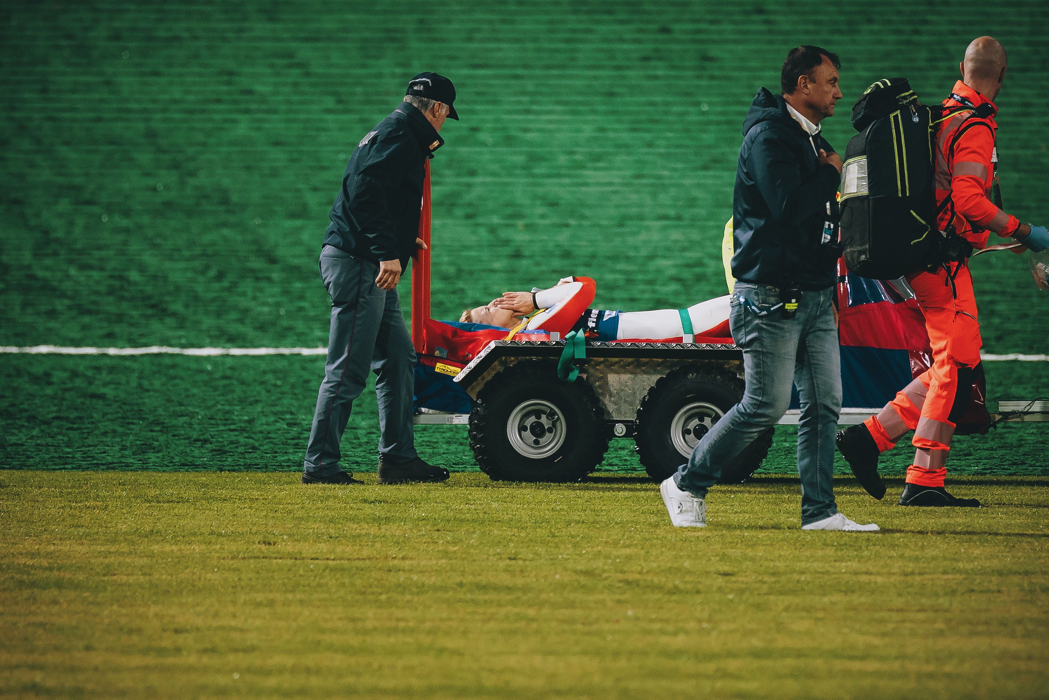 Eva Pinkelnig wird unter Schmerzen in Predazzo abtransportiert.