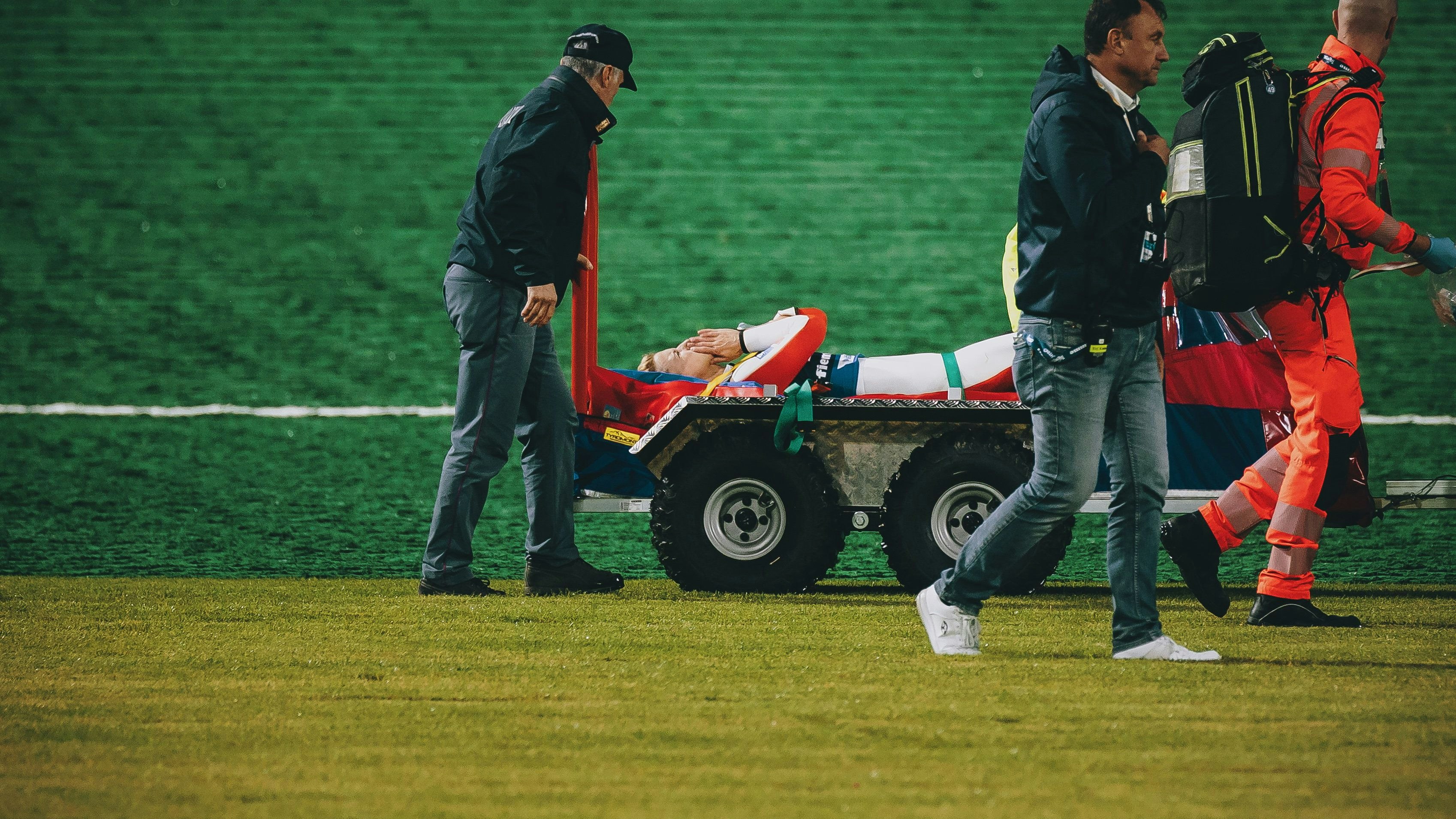 Eva Pinkelnig wurde unter Schmerzen schwer verletzt abtransportiert. Nach ihr erwischte es nun auch die Japanerin Haruka Kasai.