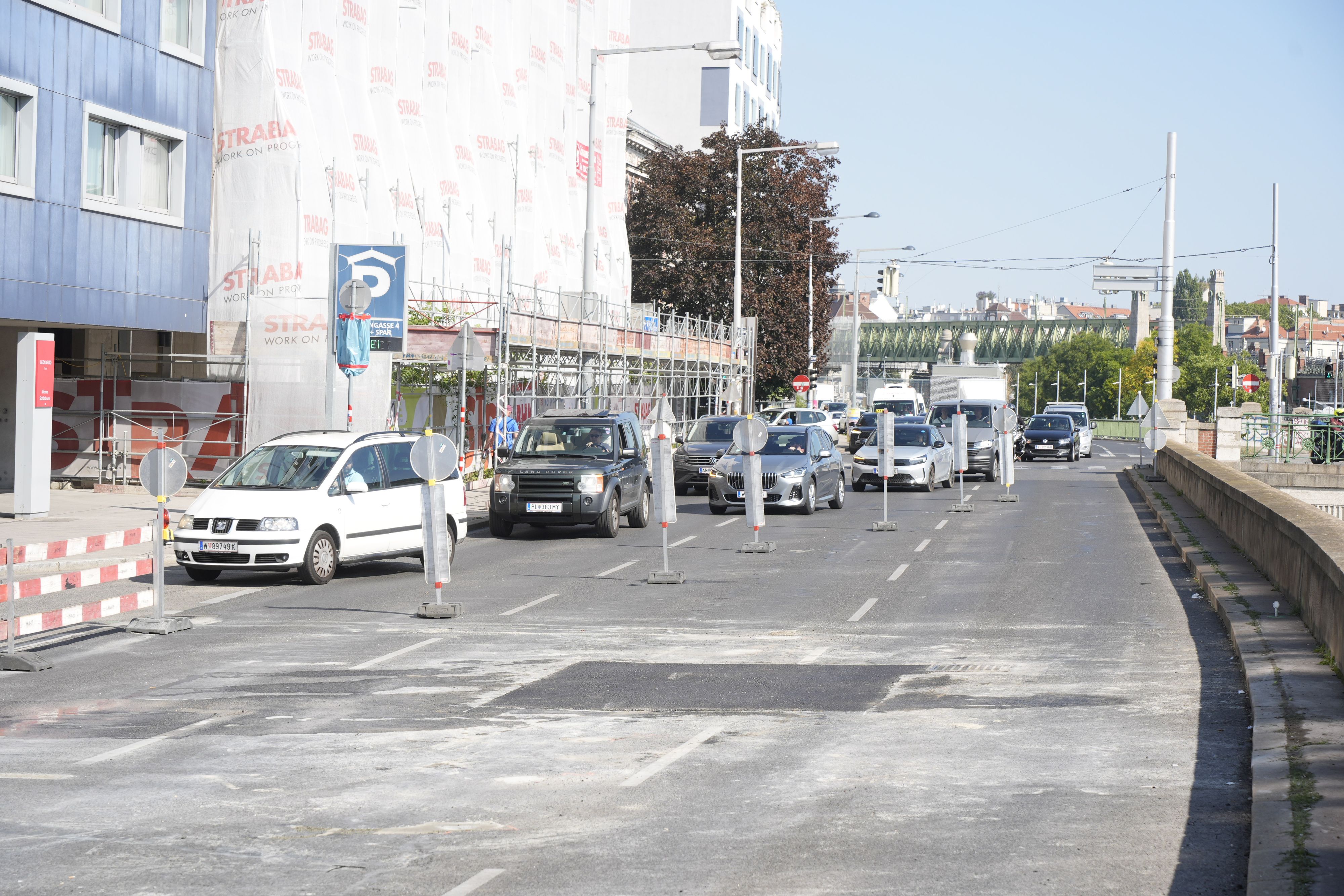 Das Loch in der Fahrbahn auf der Linken Wienzeile wurde saniert. 