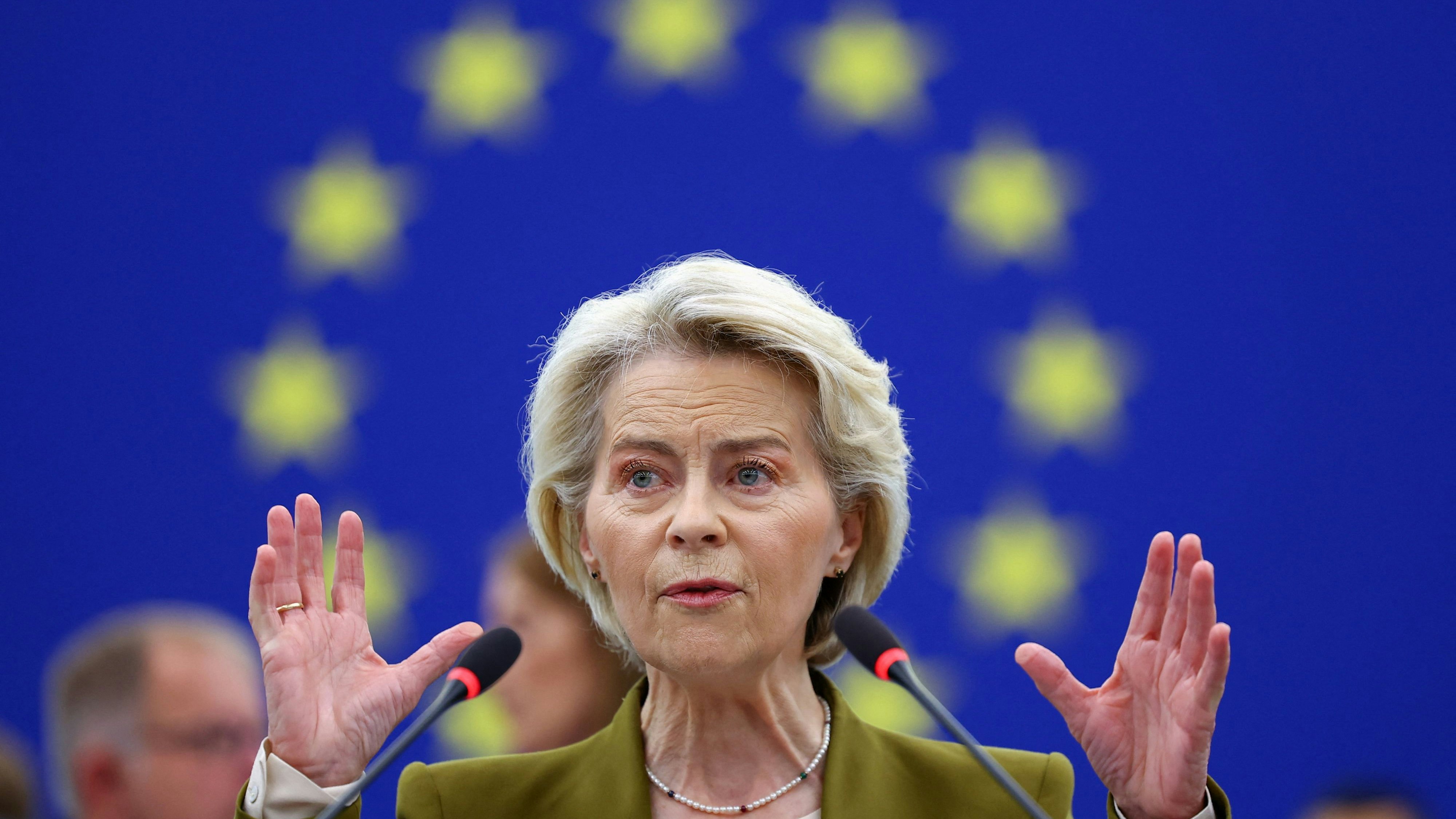 Kommissions-Präsidentin Ursula von der Leyen und die EU steuern einen gegensätzlichen Migrationskurz zu spanien