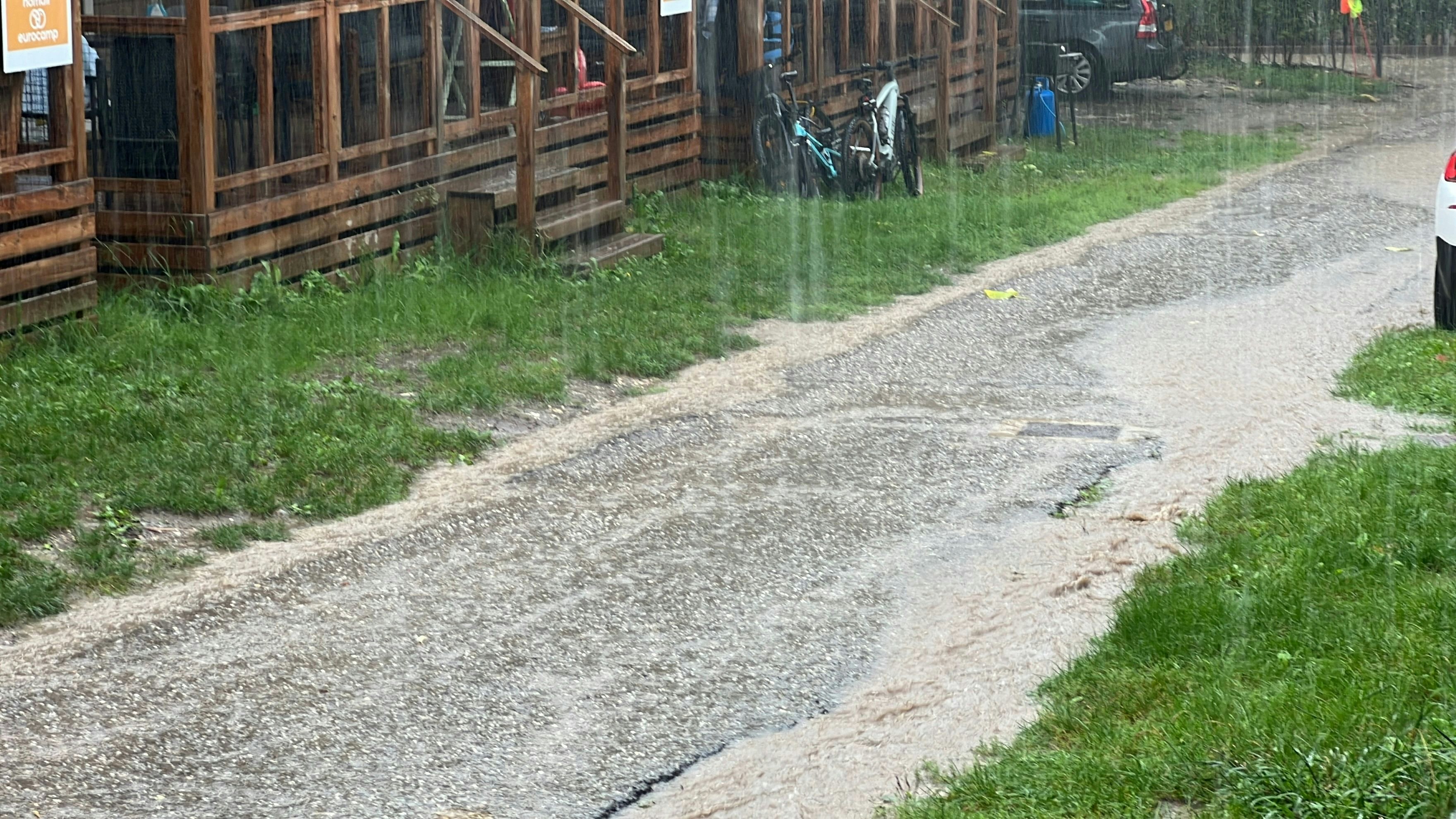 Heute.at - Regenwalze überrollt Urlaubsort – Straßen unter Wasser