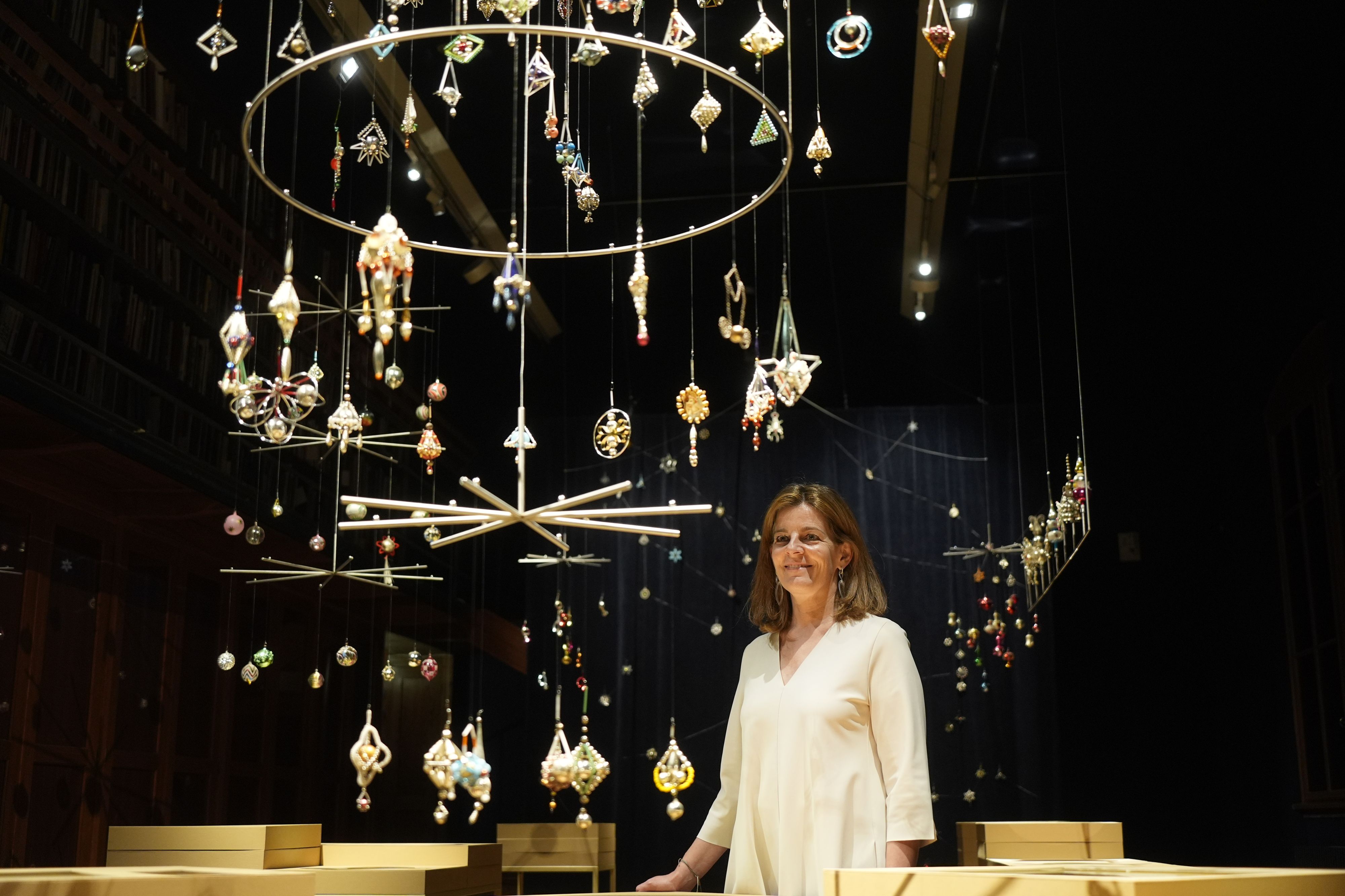 Kuratorin Kathrin Pokorny-Nagel zeigt die Ausstellungsstücke.