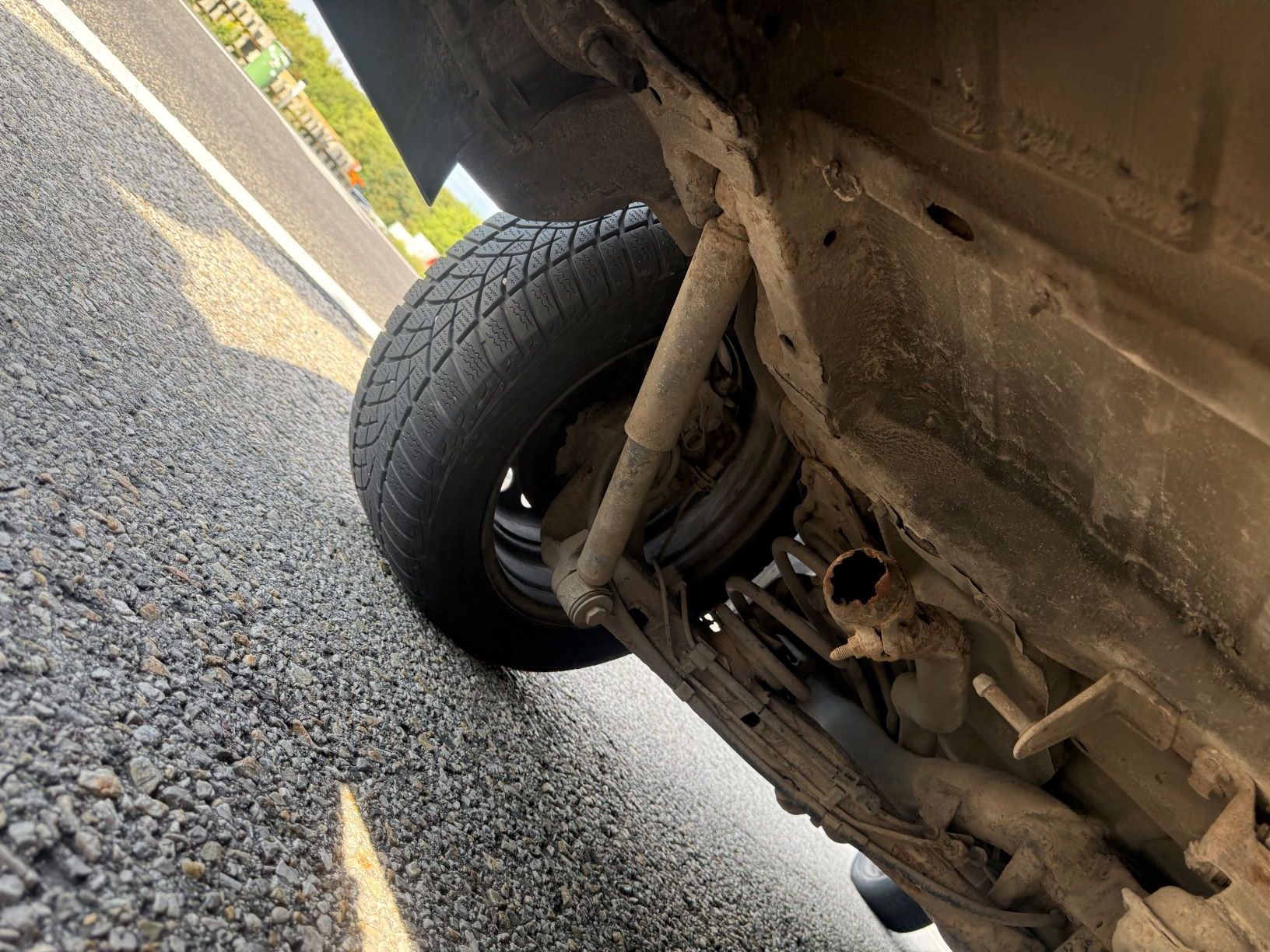 Blick unter die Karosserie: Der Wagen war in einem desaströsen Zustand.