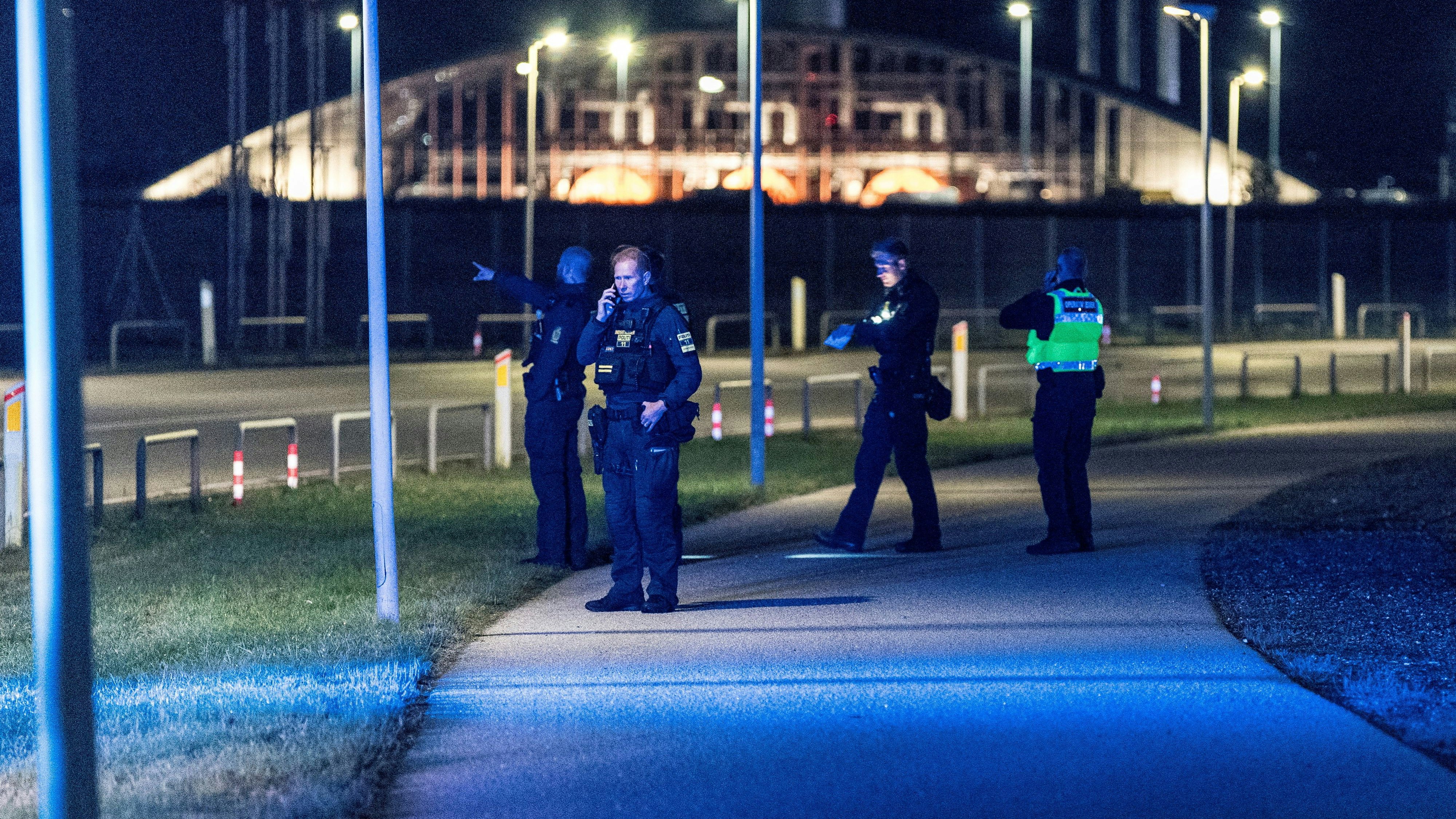 Police officers walk after all traffic has been closed at the Copenhagen Airport due to drone reports in Copenhagen, Denmark September 22, 2025. Ritzau Scanpix/Steven Knap via REUTERS    ATTENTION EDITORS - THIS IMAGE WAS PROVIDED BY A THIRD PARTY. DENMARK OUT. NO COMMERCIAL OR EDITORIAL SALES IN DENMARK.