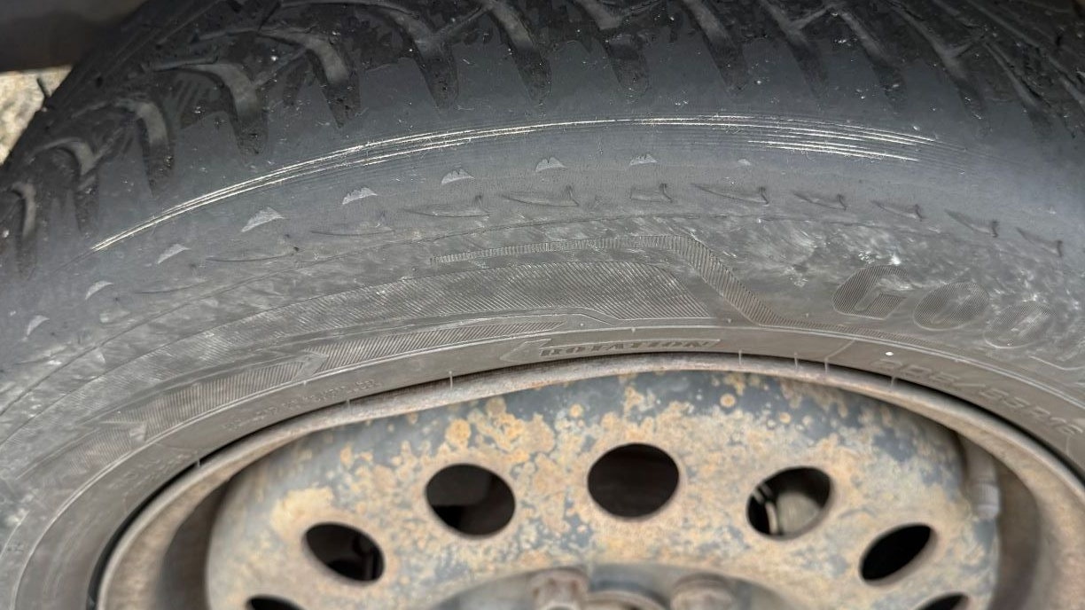 Beide Vorderreifen waren bis auf das sichtbare Gewebe abgefahren.